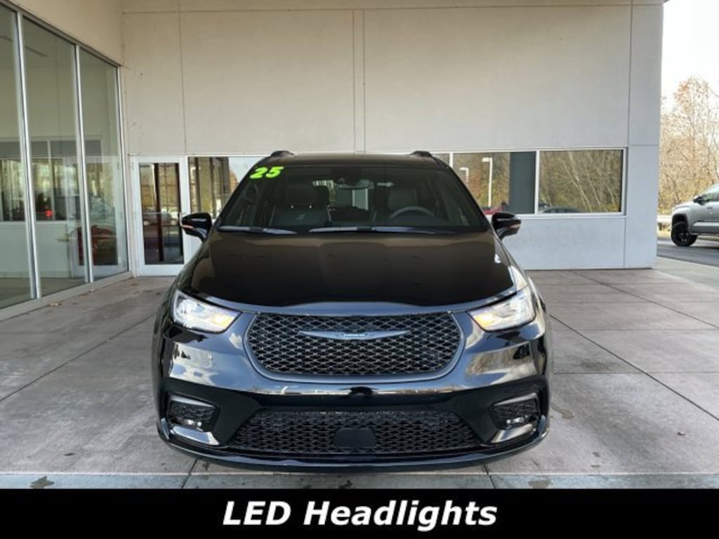 Used 2025 Chrysler Pacifica Van Passenger Van