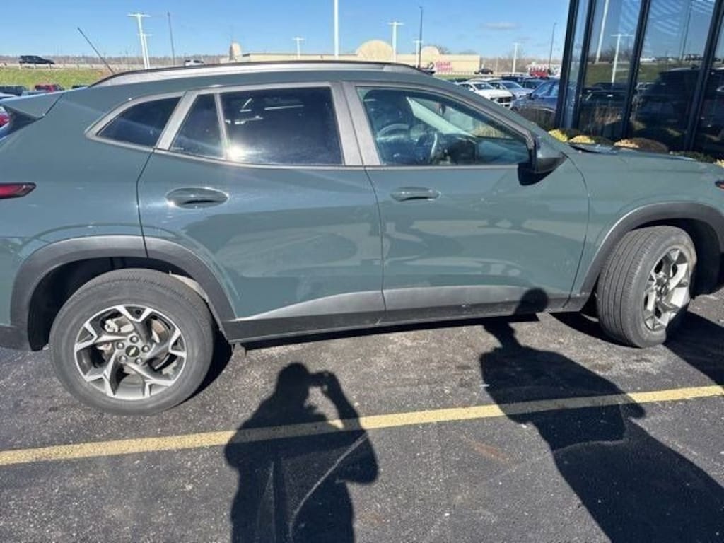 Used 2025 Chevrolet Trax SUV
