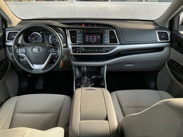 2019 Toyota Highlander LE photo 3