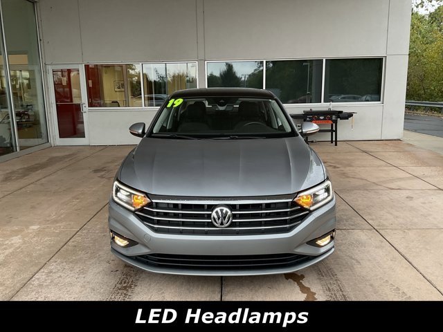 2019 Volkswagen Jetta SEL Premium photo 2