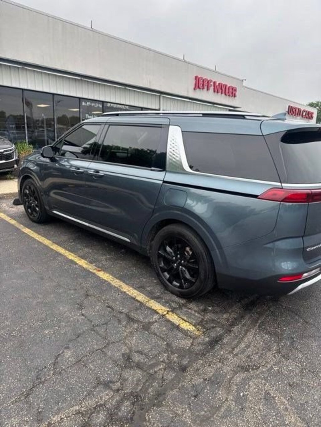 Used 2022 Kia Carnival MPV
