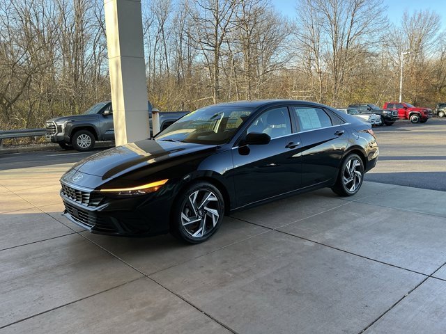 2025 Hyundai Elantra SEL Convenience photo 3