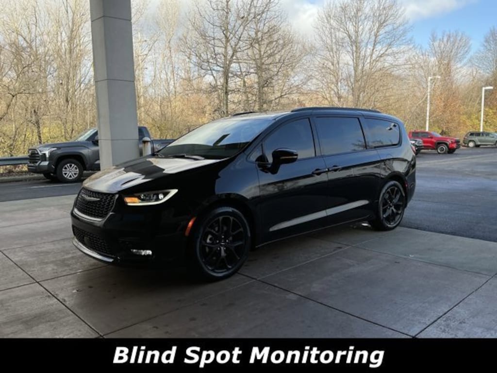 Used 2025 Chrysler Pacifica Van Passenger Van