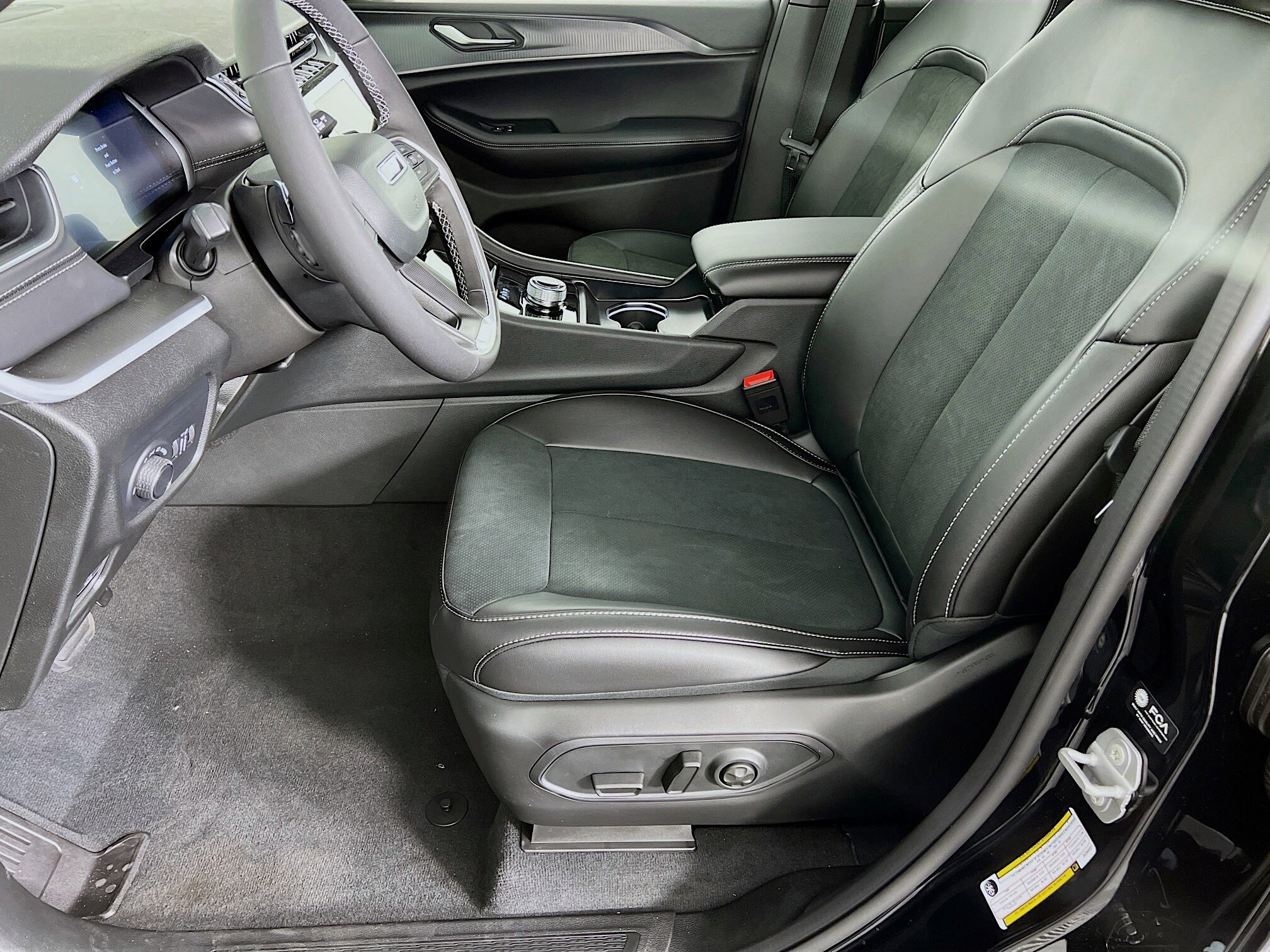 2025 Jeep Grand Cherokee Altitude photo 3