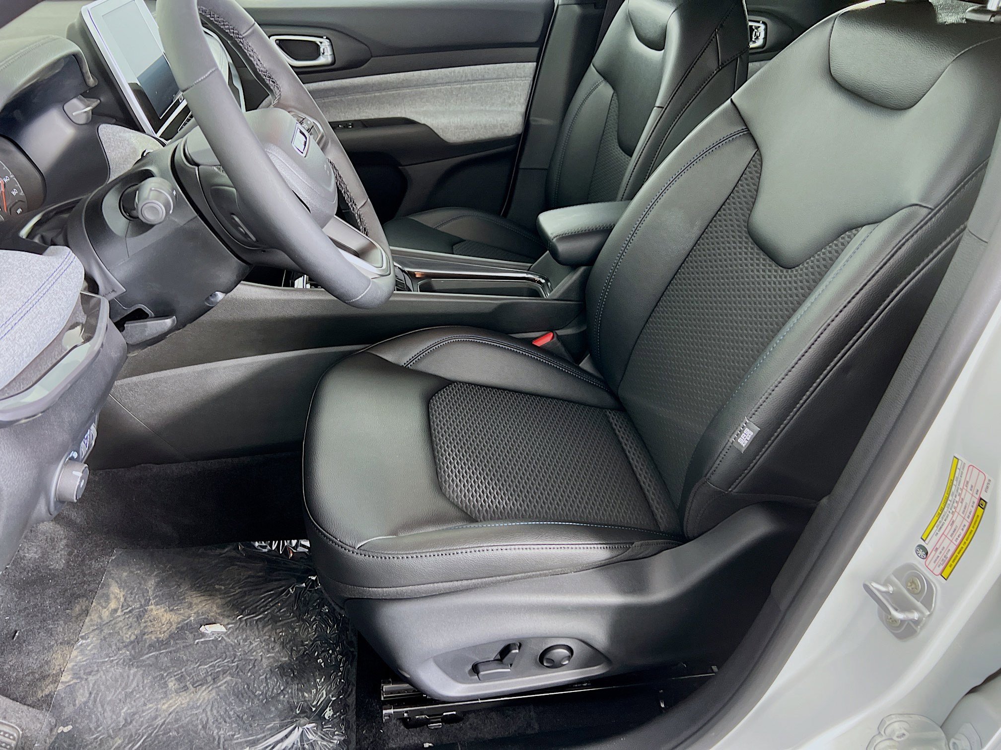 2025 Jeep Compass Latitude photo 3