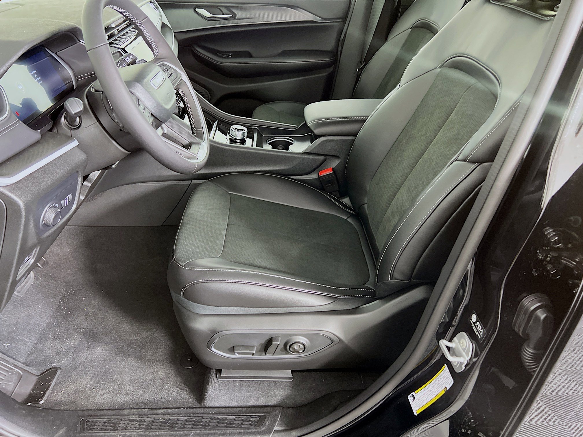 2025 Jeep Grand Cherokee Altitude photo 3