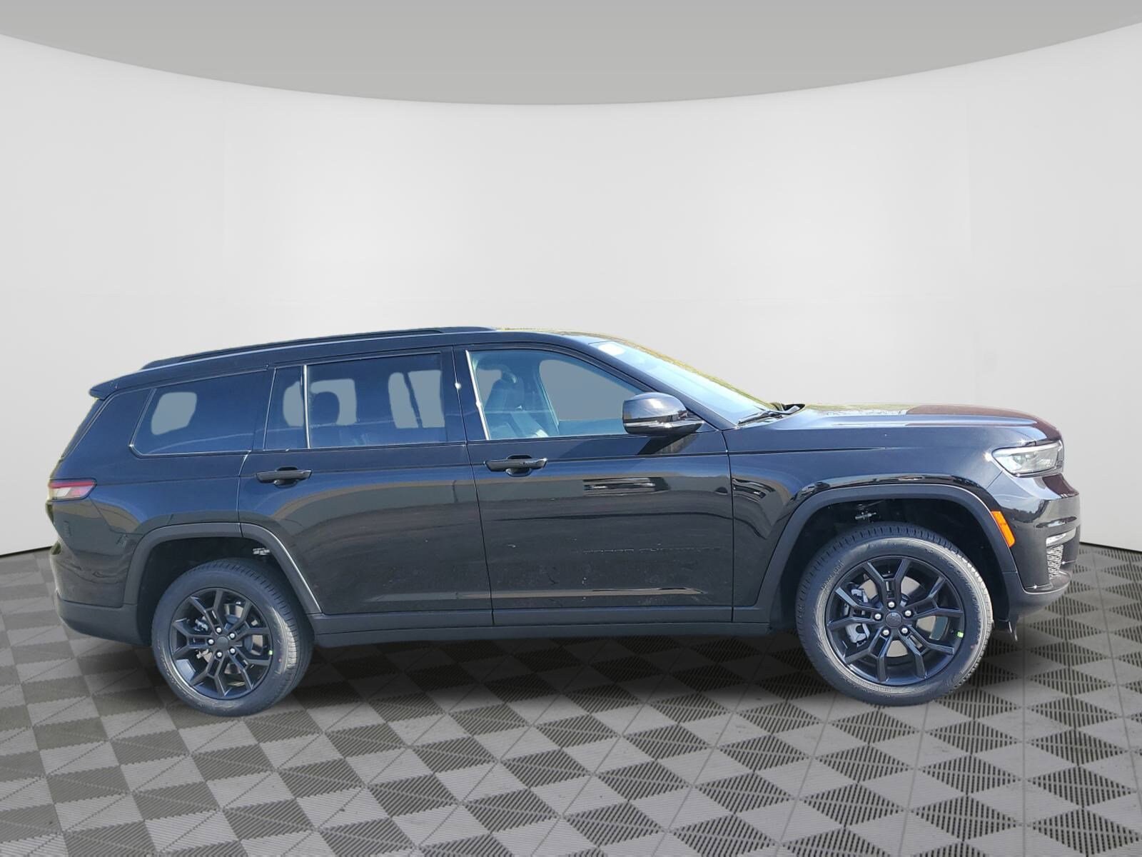 2025 Jeep Grand Cherokee Limited photo 3