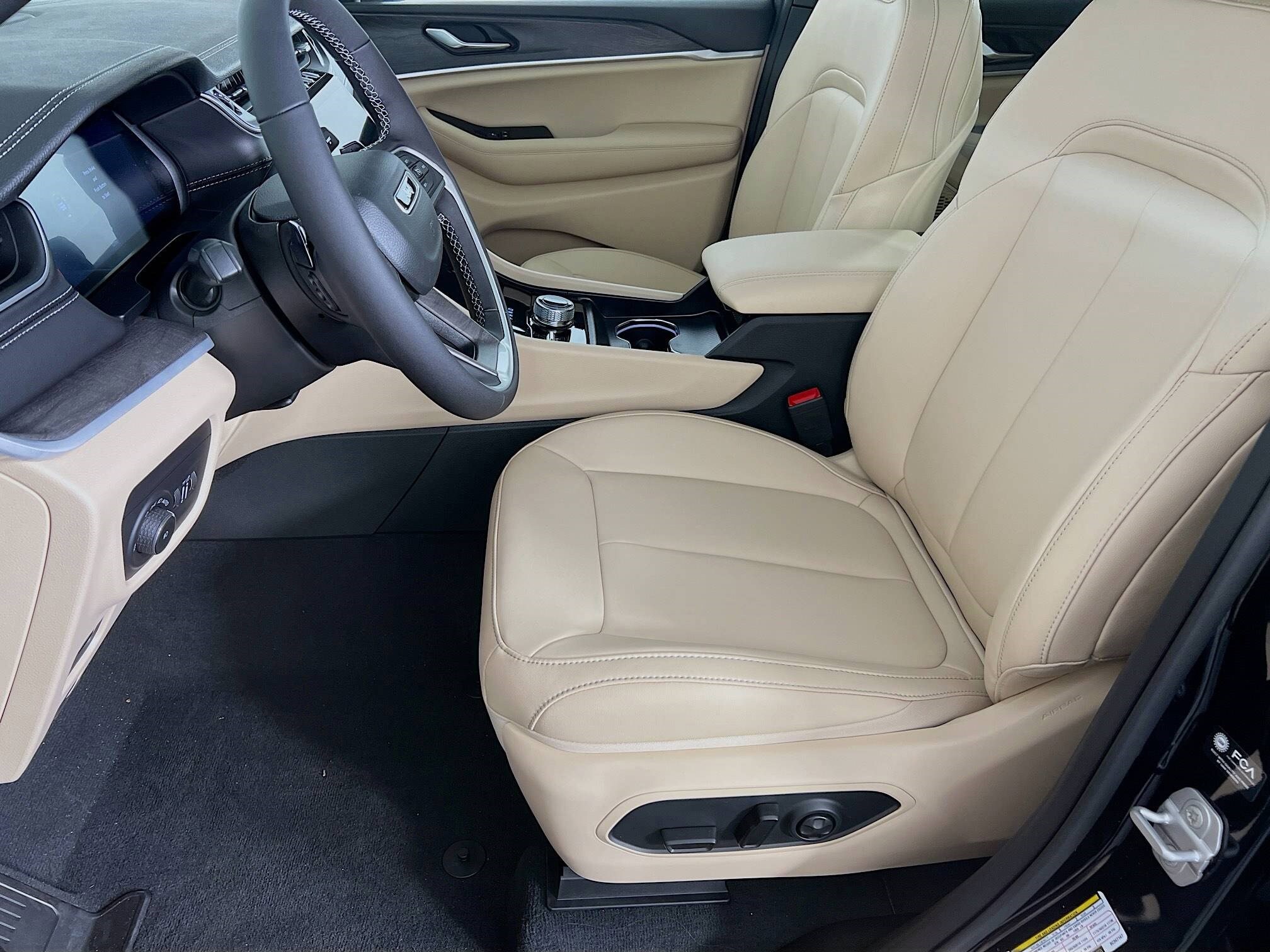 2025 Jeep Grand Cherokee Limited Sport photo 3