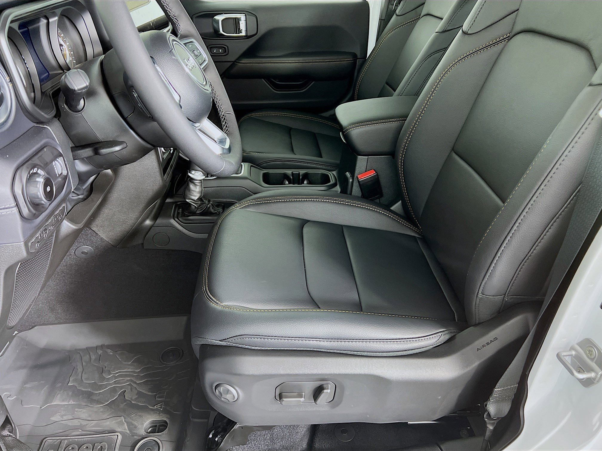 2025 Jeep Wrangler Sahara photo 3