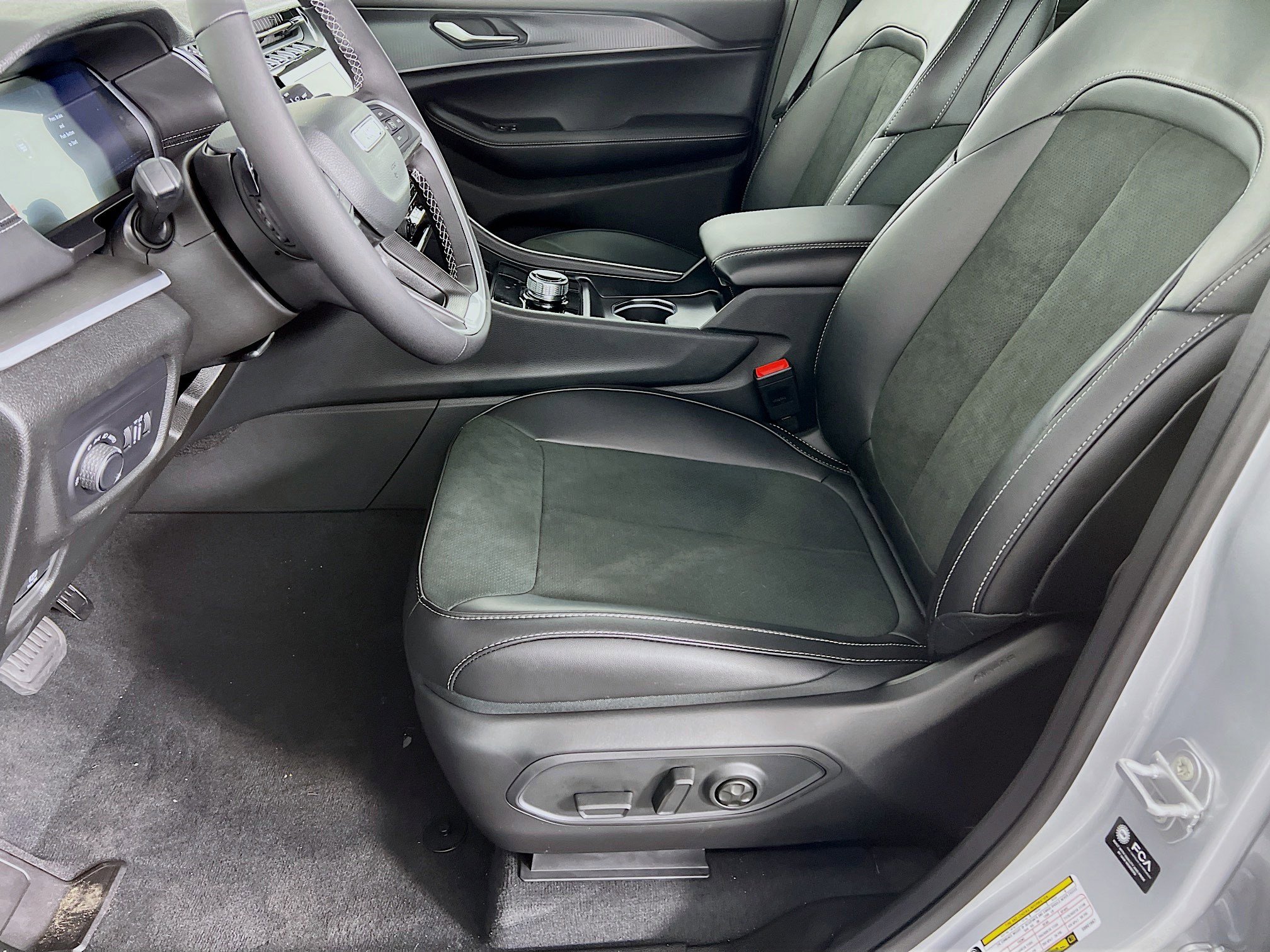 2025 Jeep Grand Cherokee Altitude photo 2