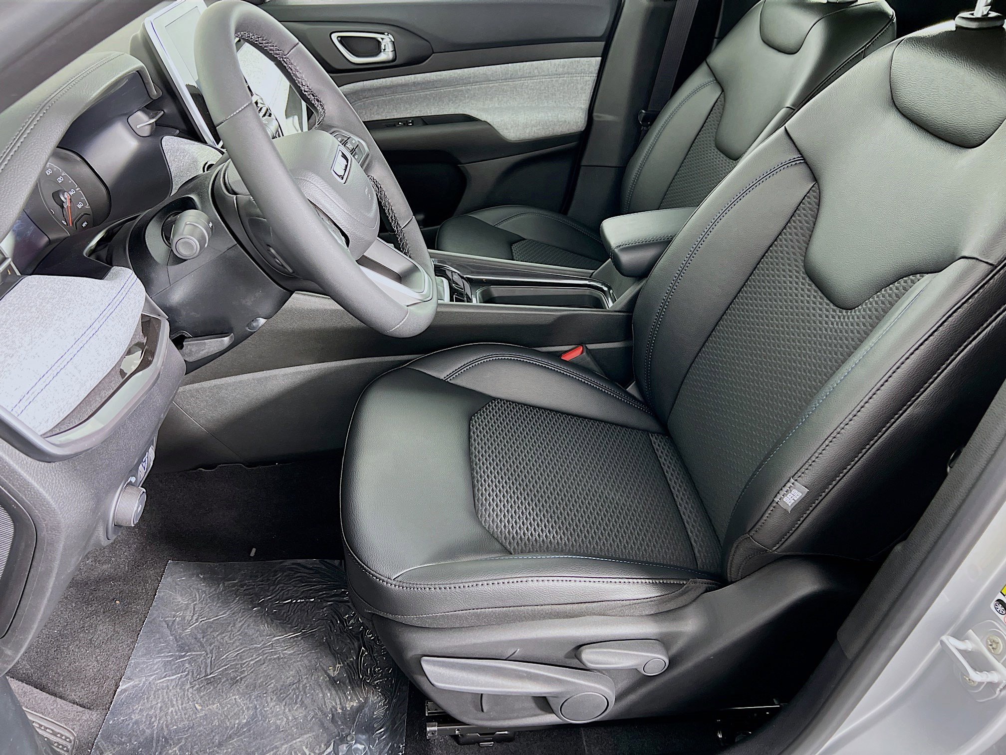 2025 Jeep Compass Latitude photo 3