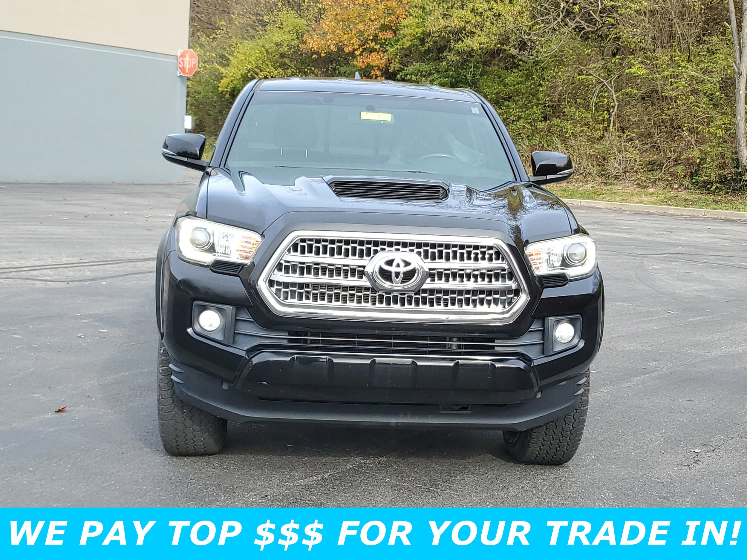 2016 Toyota Tacoma TRD Sport photo 2