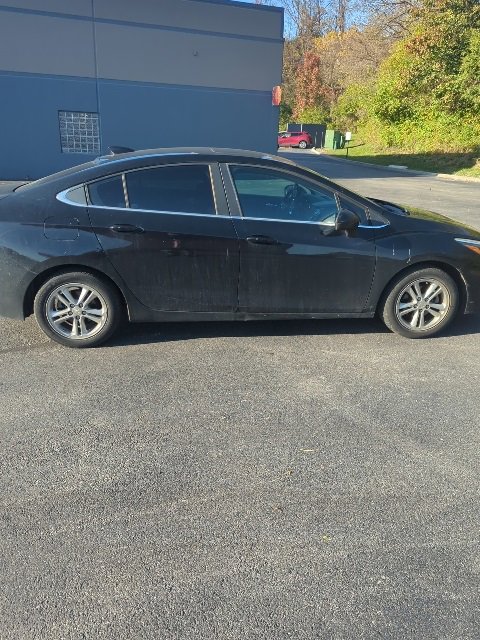 Used 2018 Chevrolet Cruze LT with VIN 1G1BE5SM0J7142843 for sale in Fort Thomas, KY