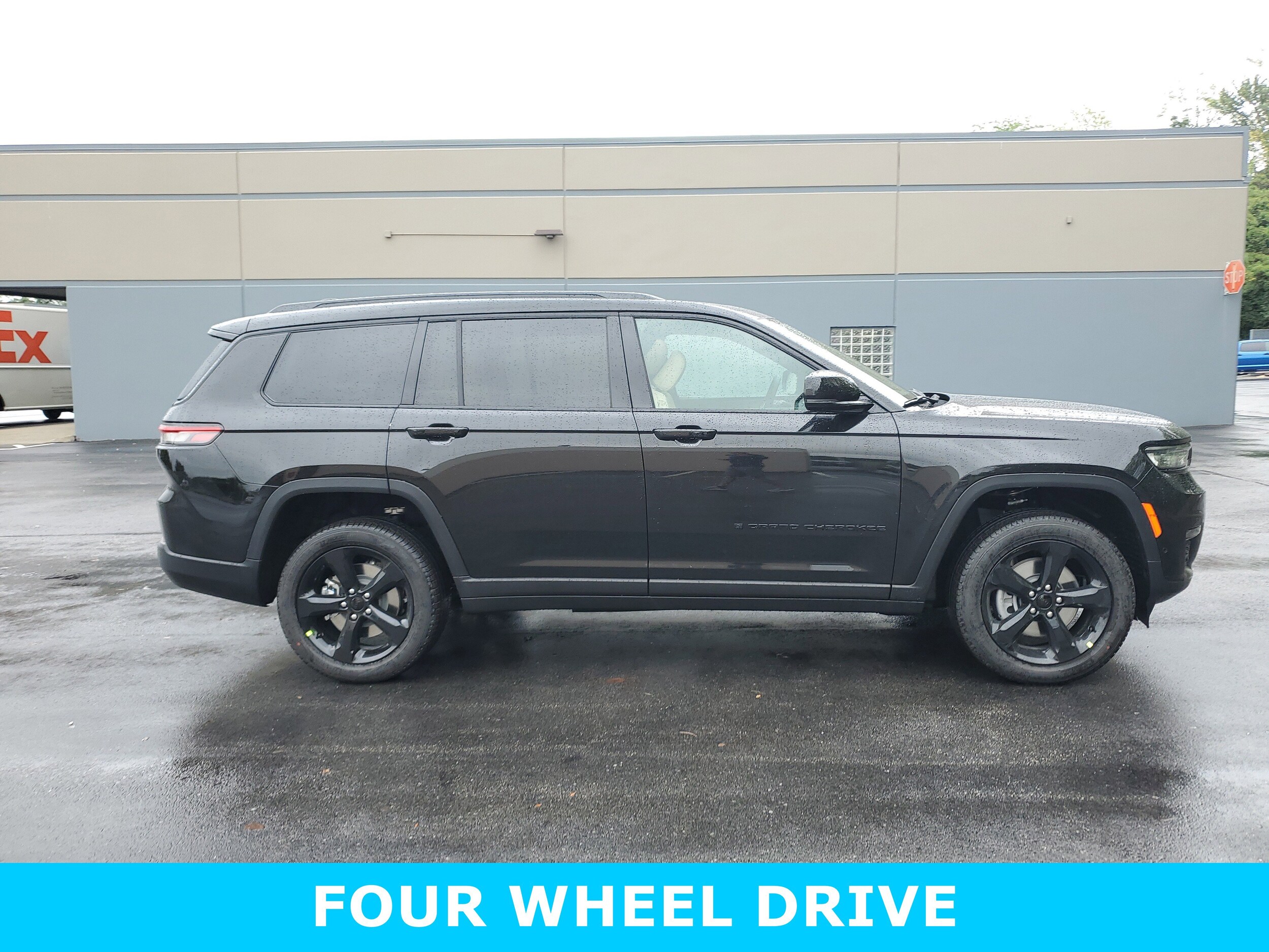 2025 Jeep Grand Cherokee Limited photo 3