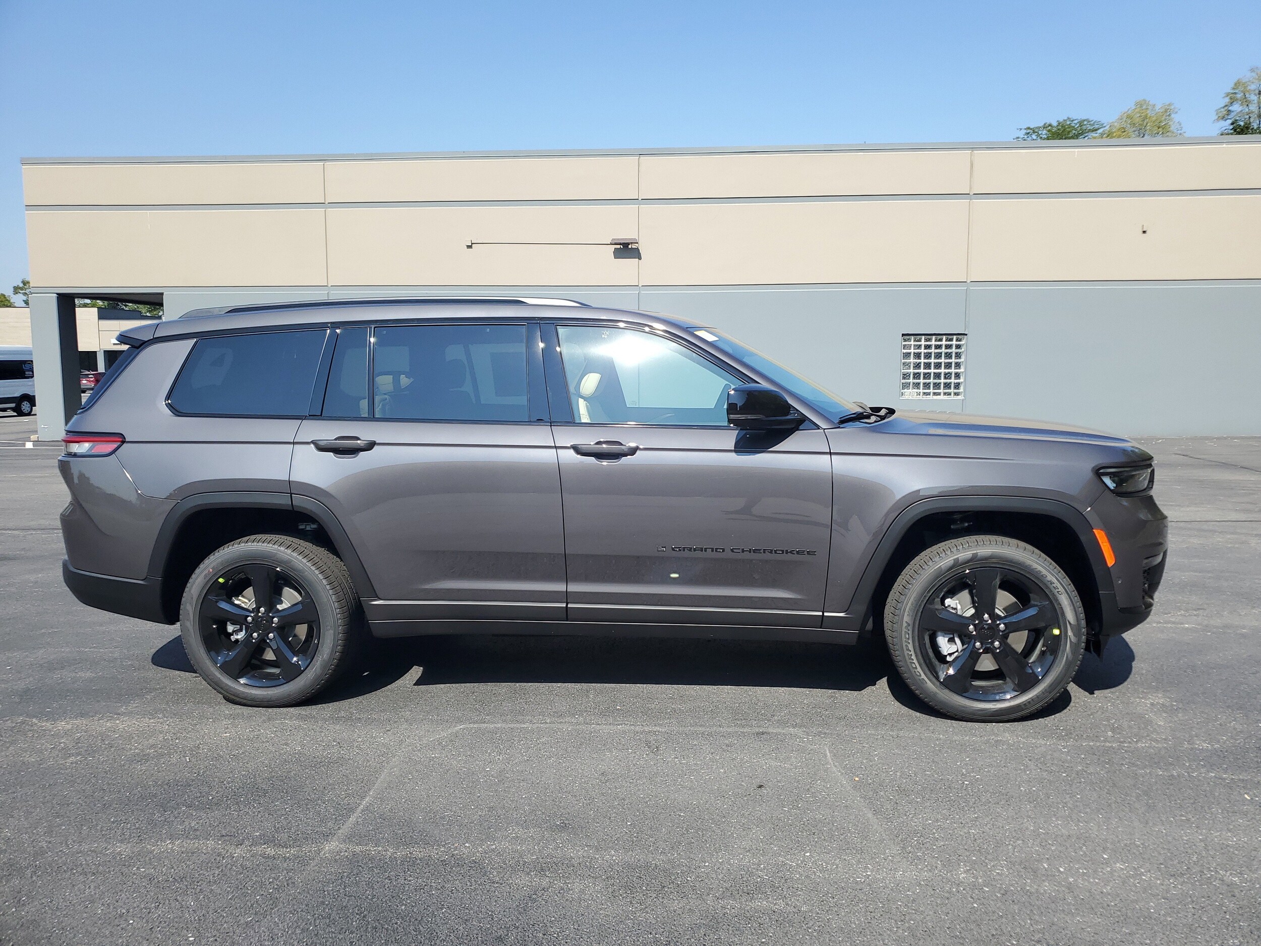 2025 Jeep Grand Cherokee Limited photo 3