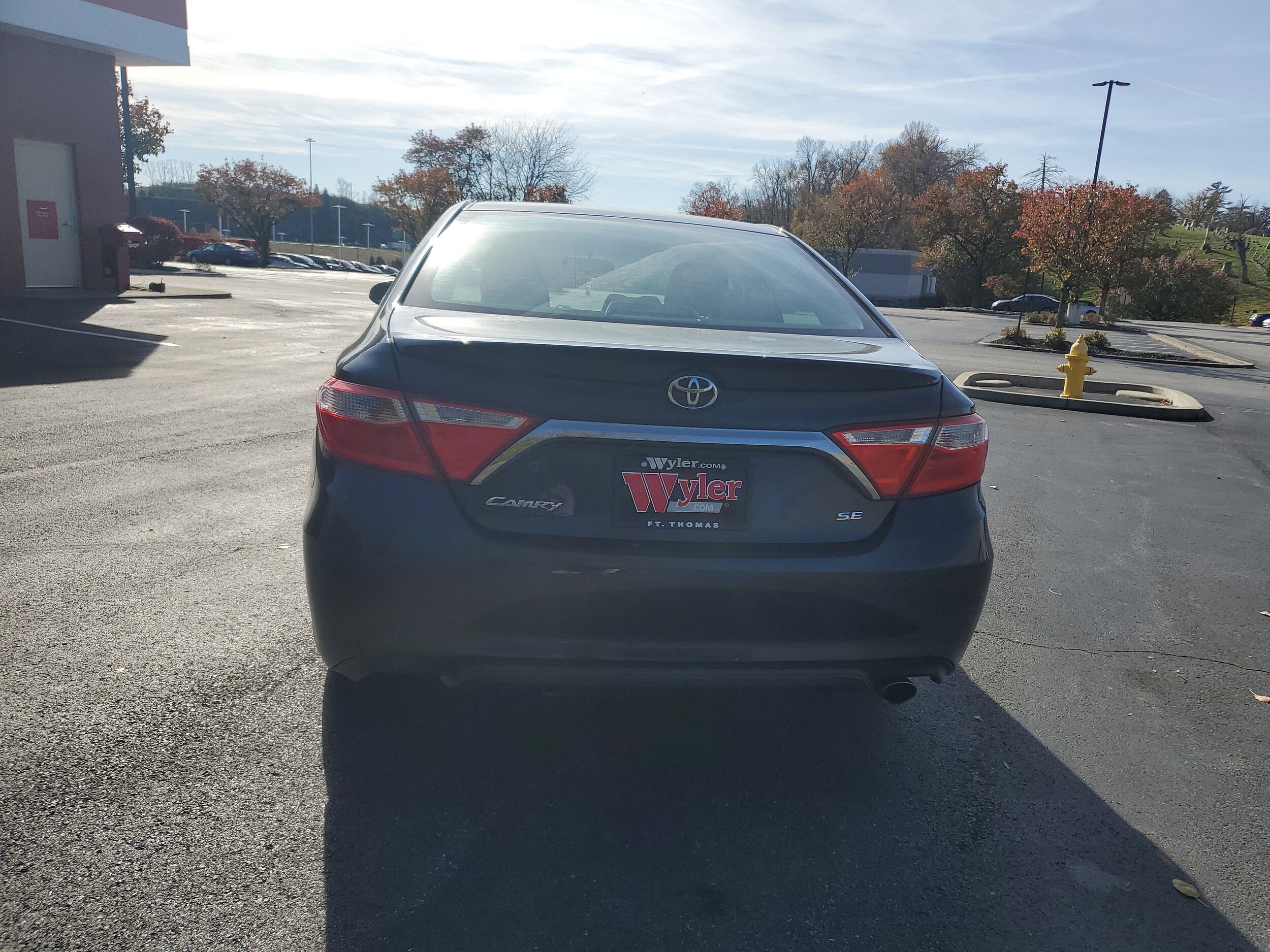 2016 Toyota Camry SE photo 2