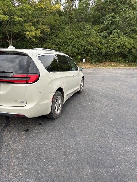 2021 Chrysler Pacifica Limited photo 3