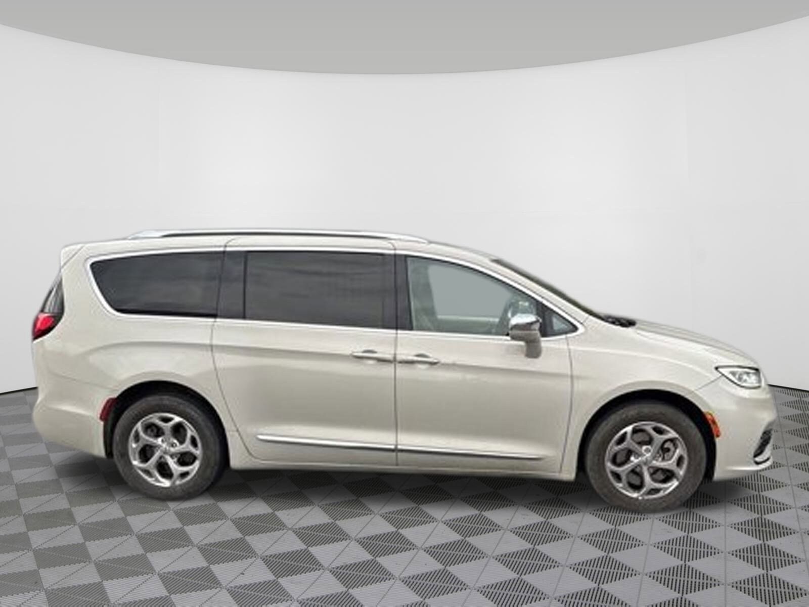 2021 Chrysler Pacifica Limited photo 2
