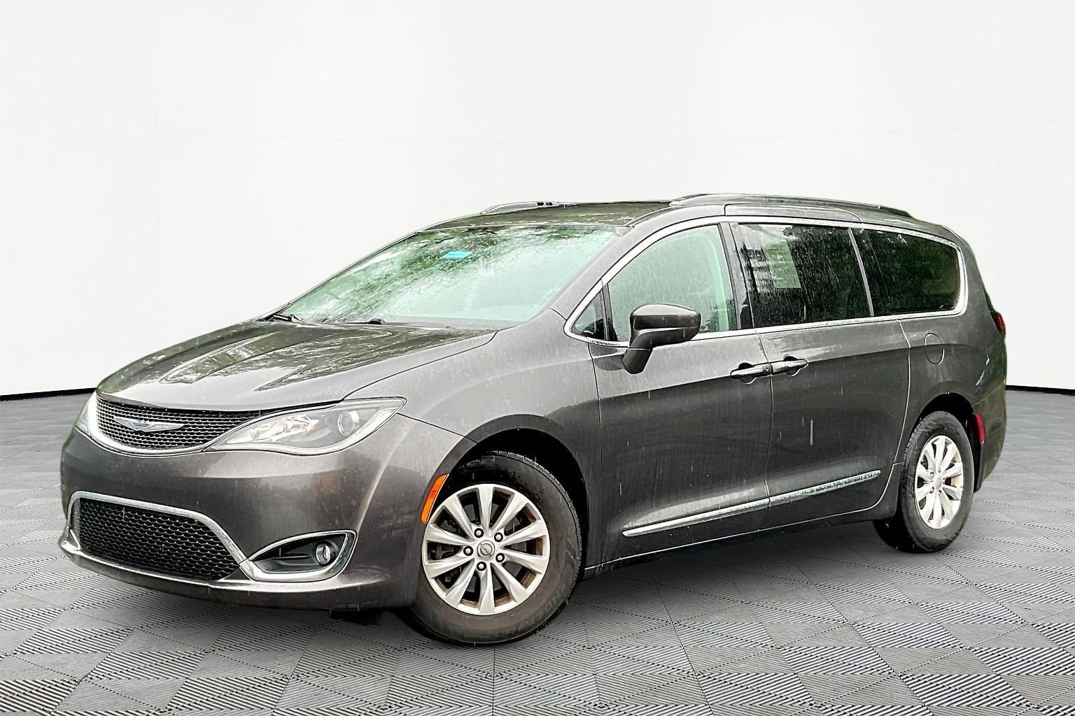 2017 Chrysler Pacifica Touring-L's photo