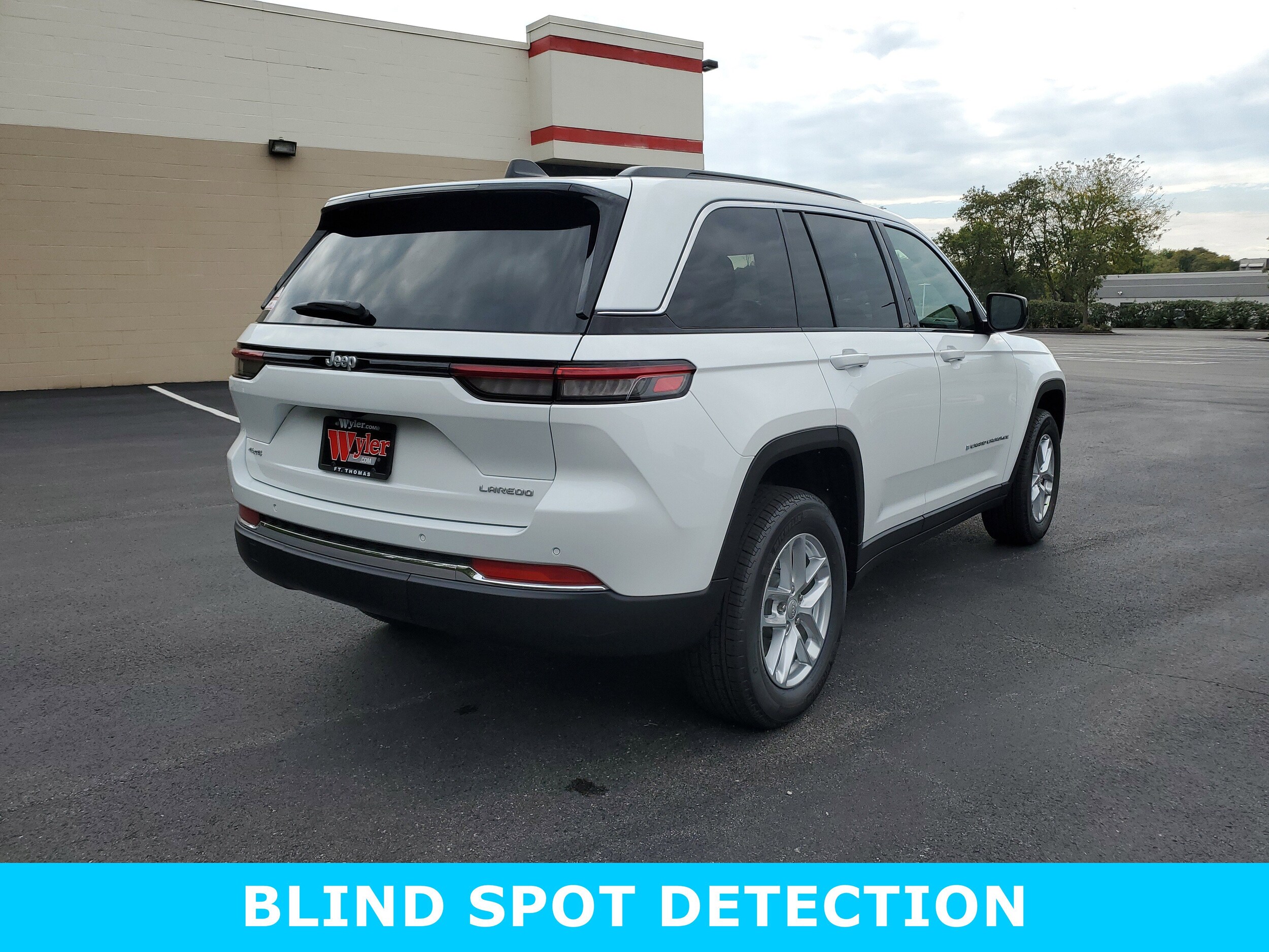 2025 Jeep Grand Cherokee Laredo photo 4