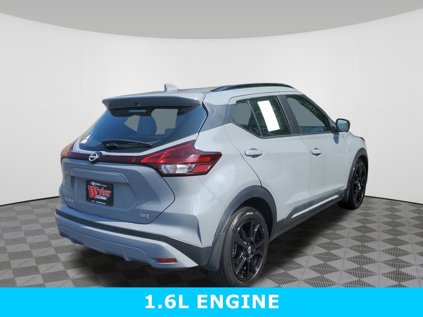 2022 Nissan Kicks SR photo 3
