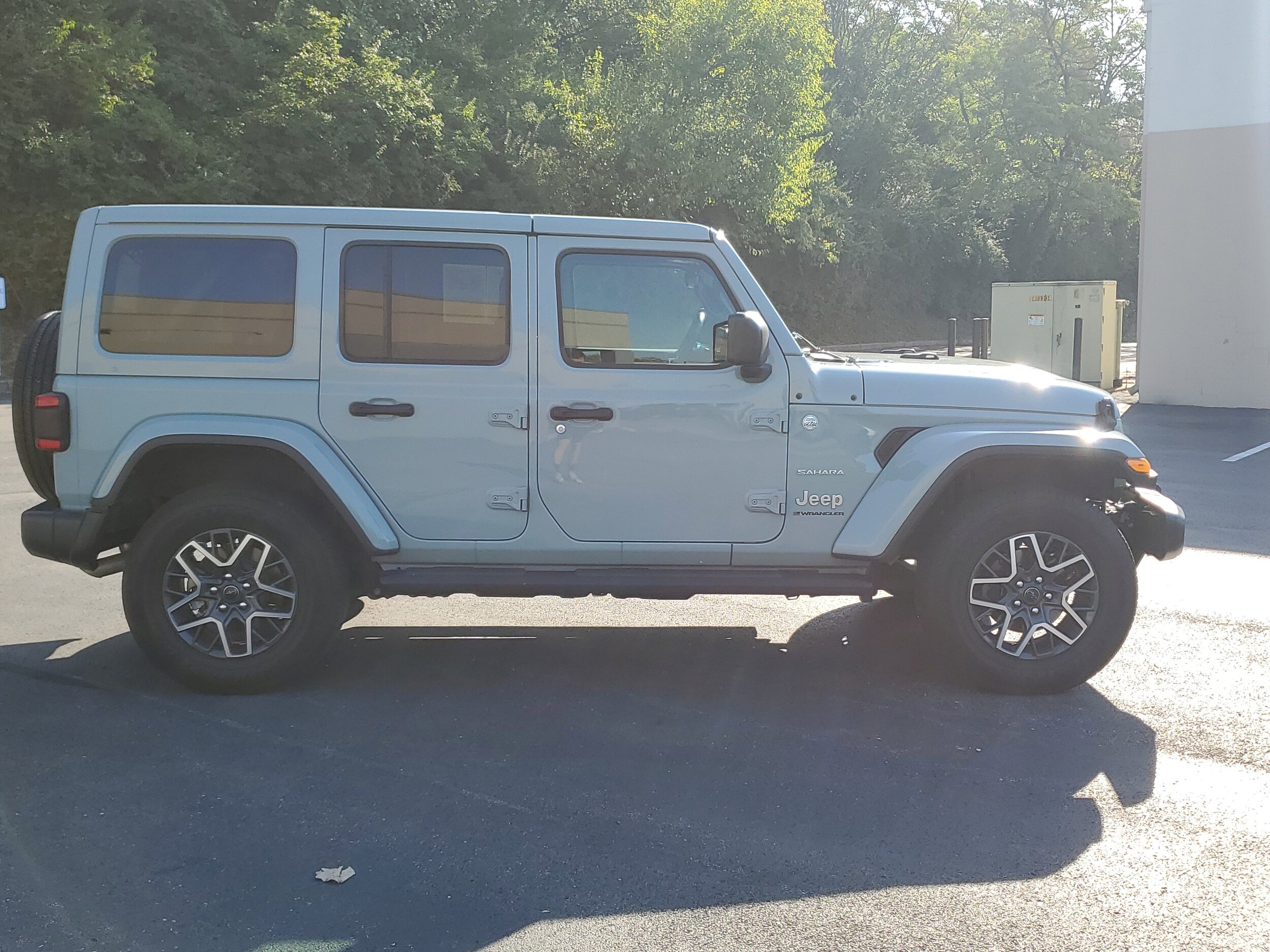 2024 Jeep Wrangler Sahara photo 3