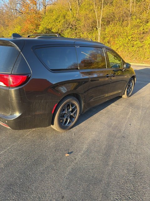 2019 Chrysler Pacifica Touring L photo 2