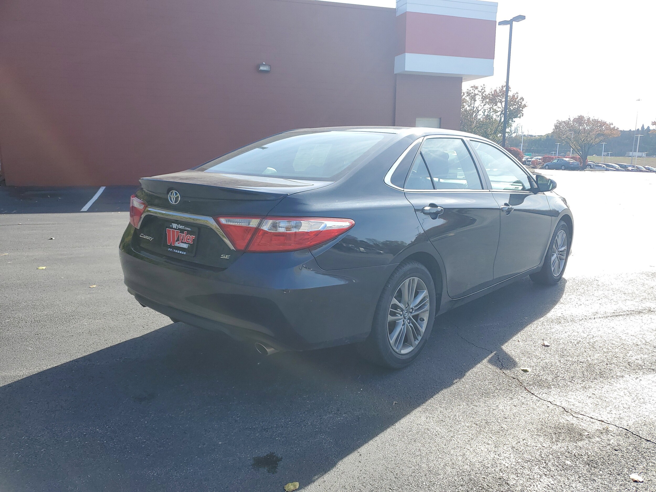 2016 Toyota Camry SE photo 3