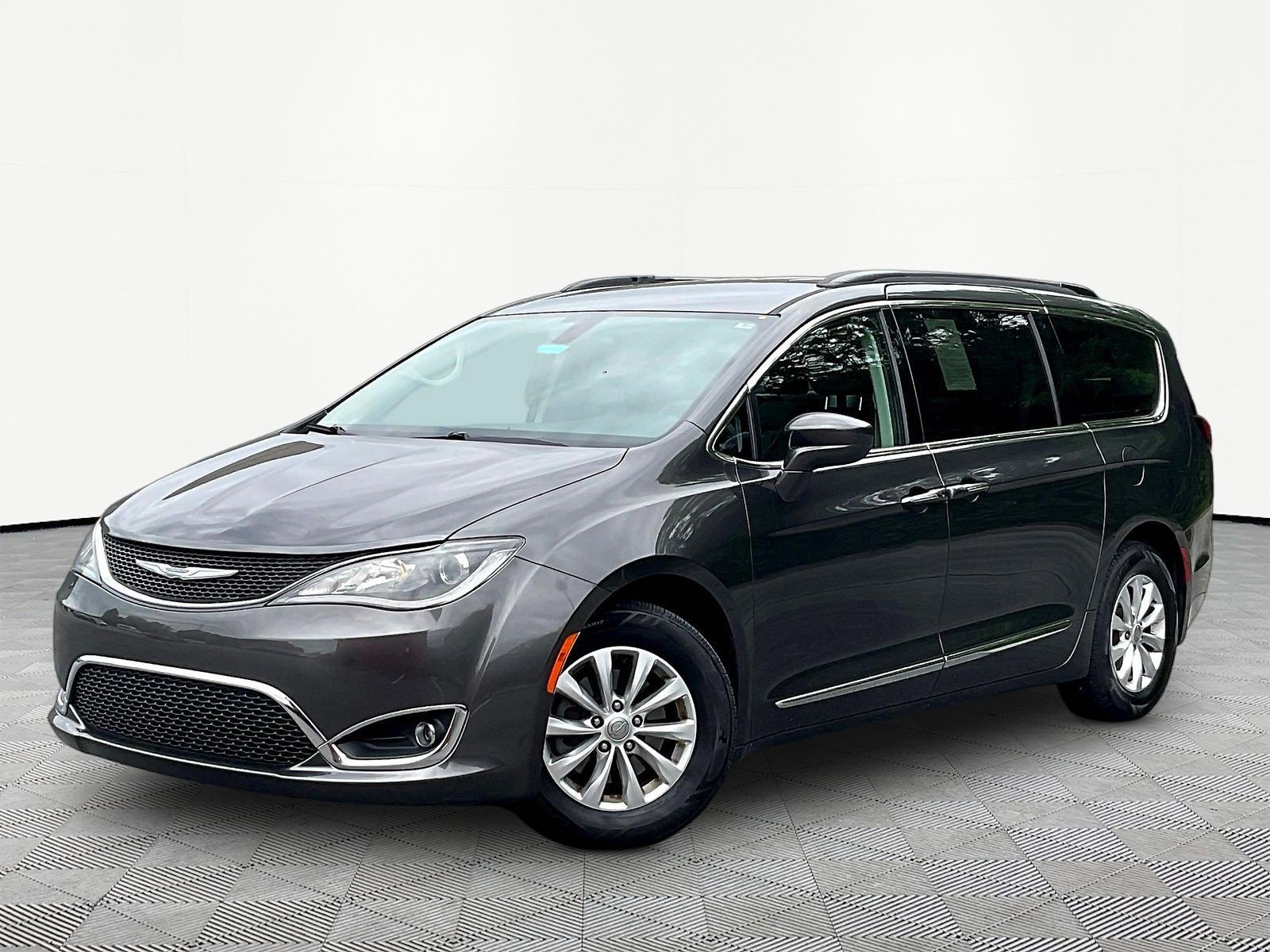 2017 Chrysler Pacifica Touring-L's photo