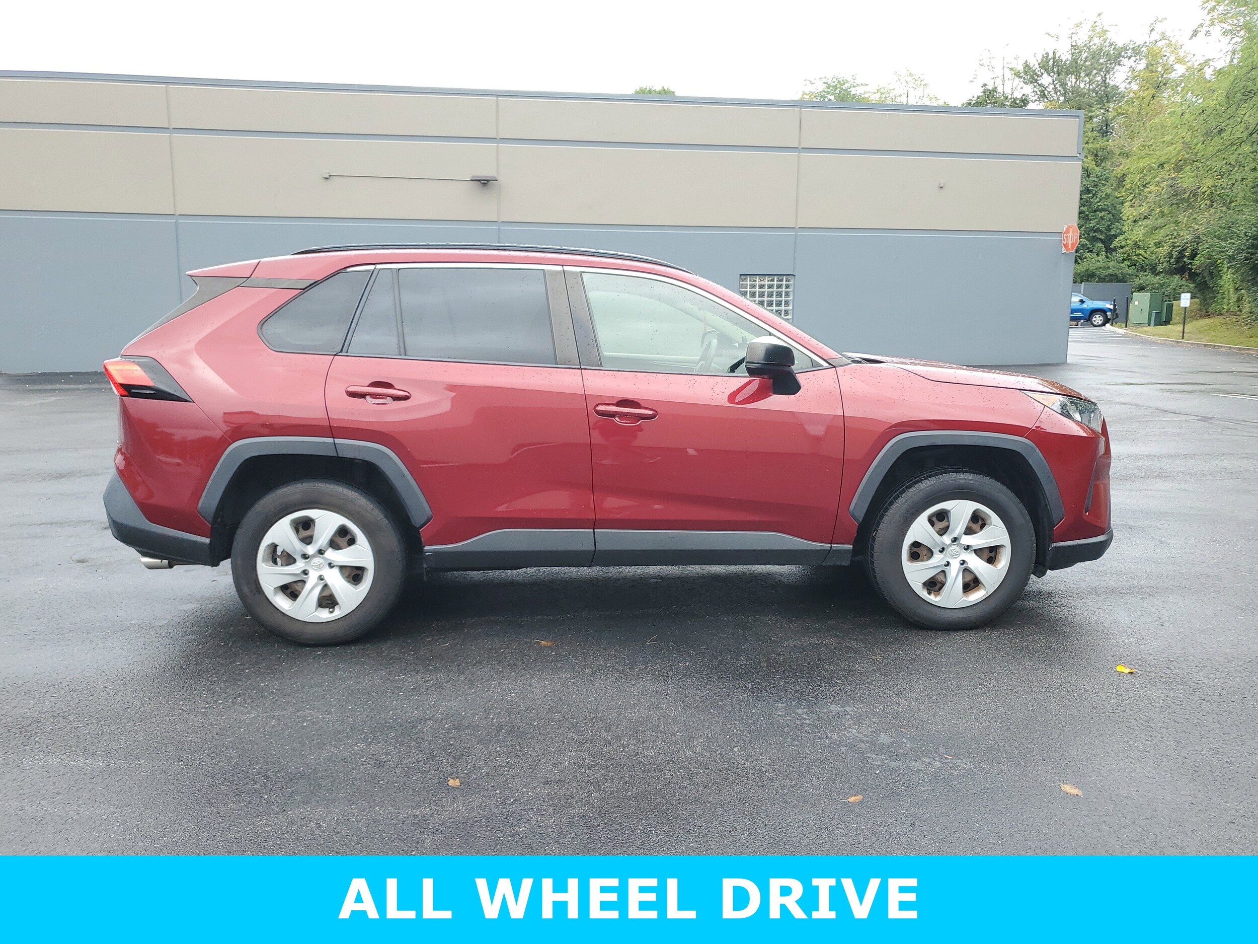 2021 Toyota RAV4 LE photo 3