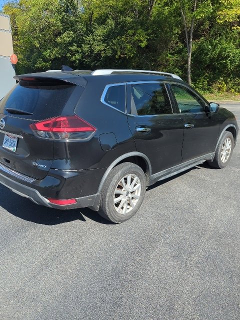 2018 Nissan Rogue SV photo 2