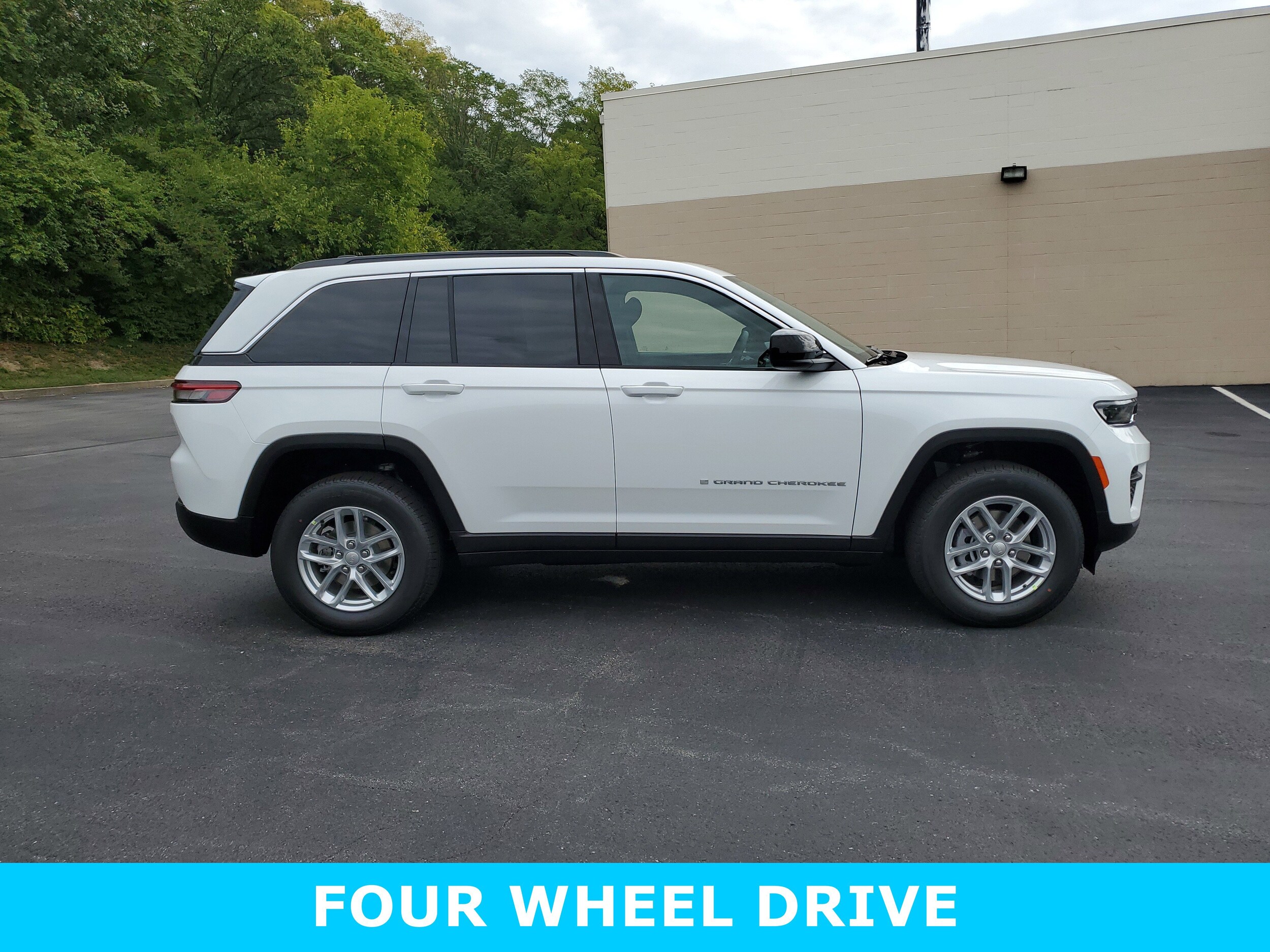 2025 Jeep Grand Cherokee Laredo photo 3