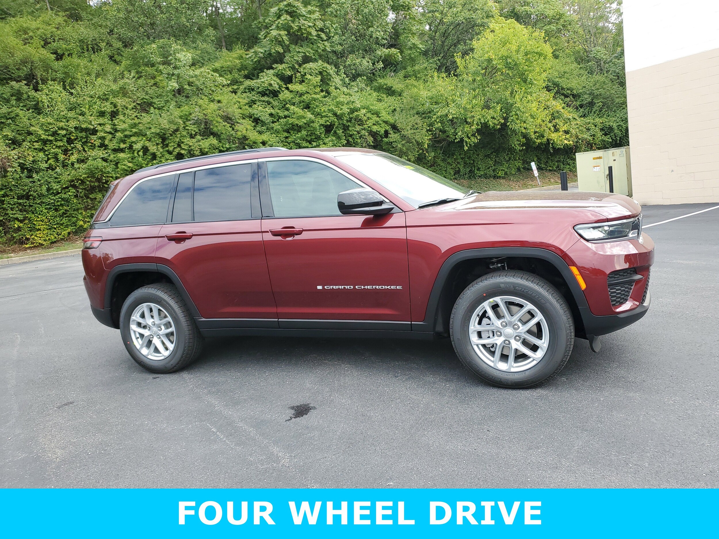 2025 Jeep Grand Cherokee Laredo photo 3