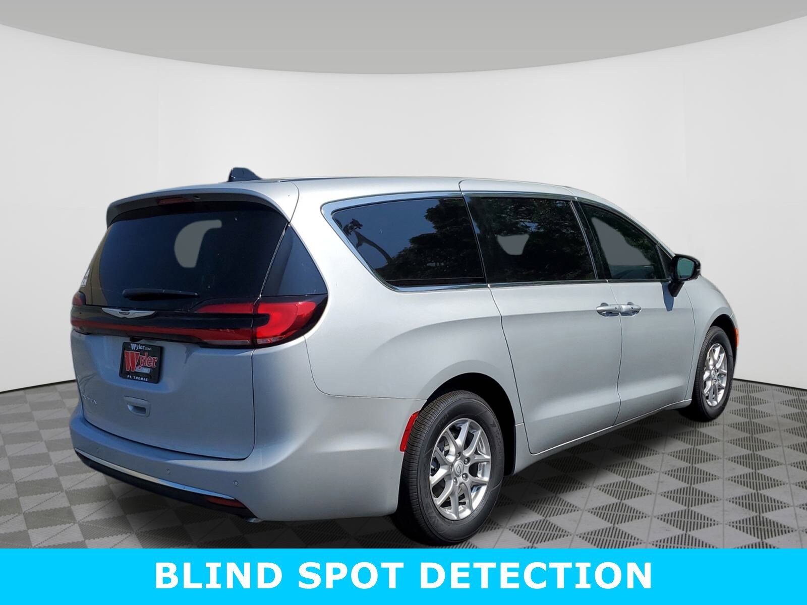2026 Chrysler Pacifica photo 4