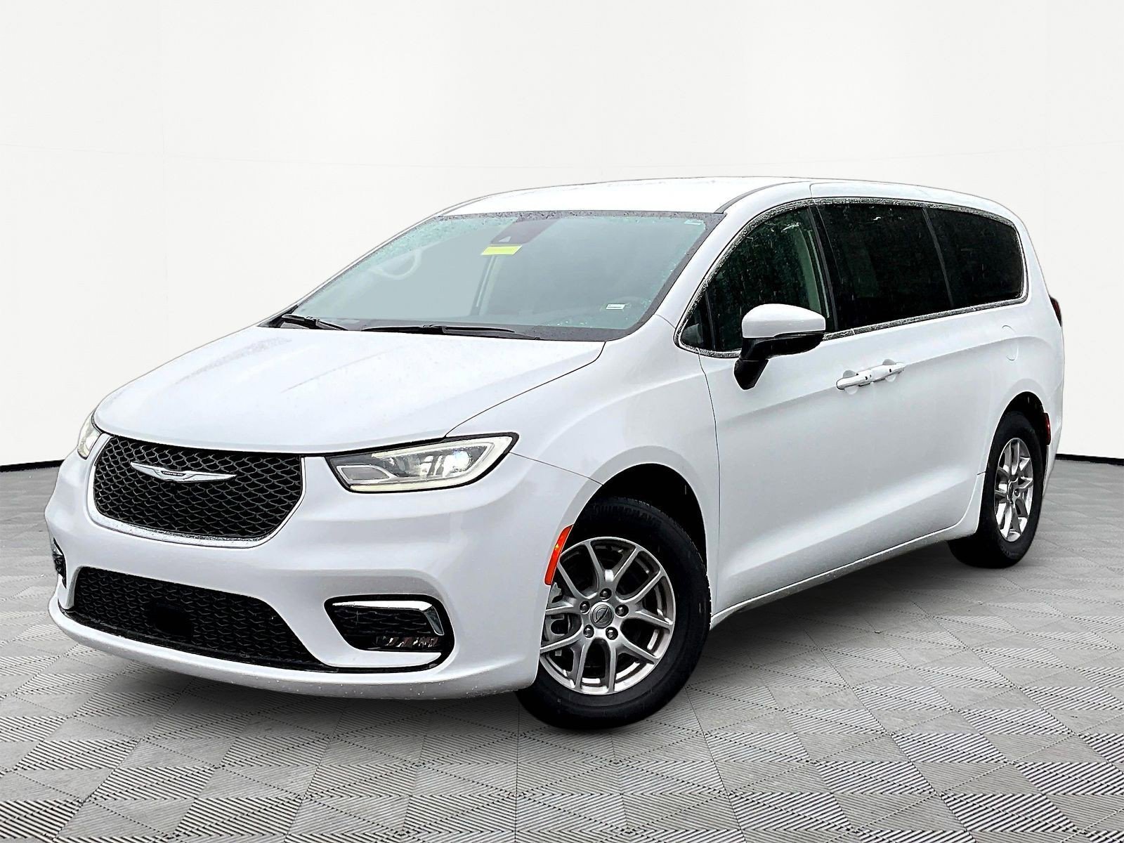 2023 Chrysler Pacifica Touring L's photo