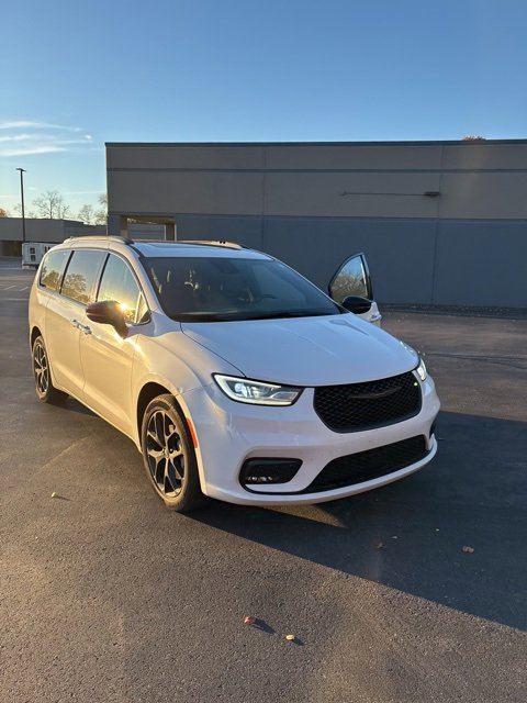 2023 Chrysler Pacifica Limited photo 2