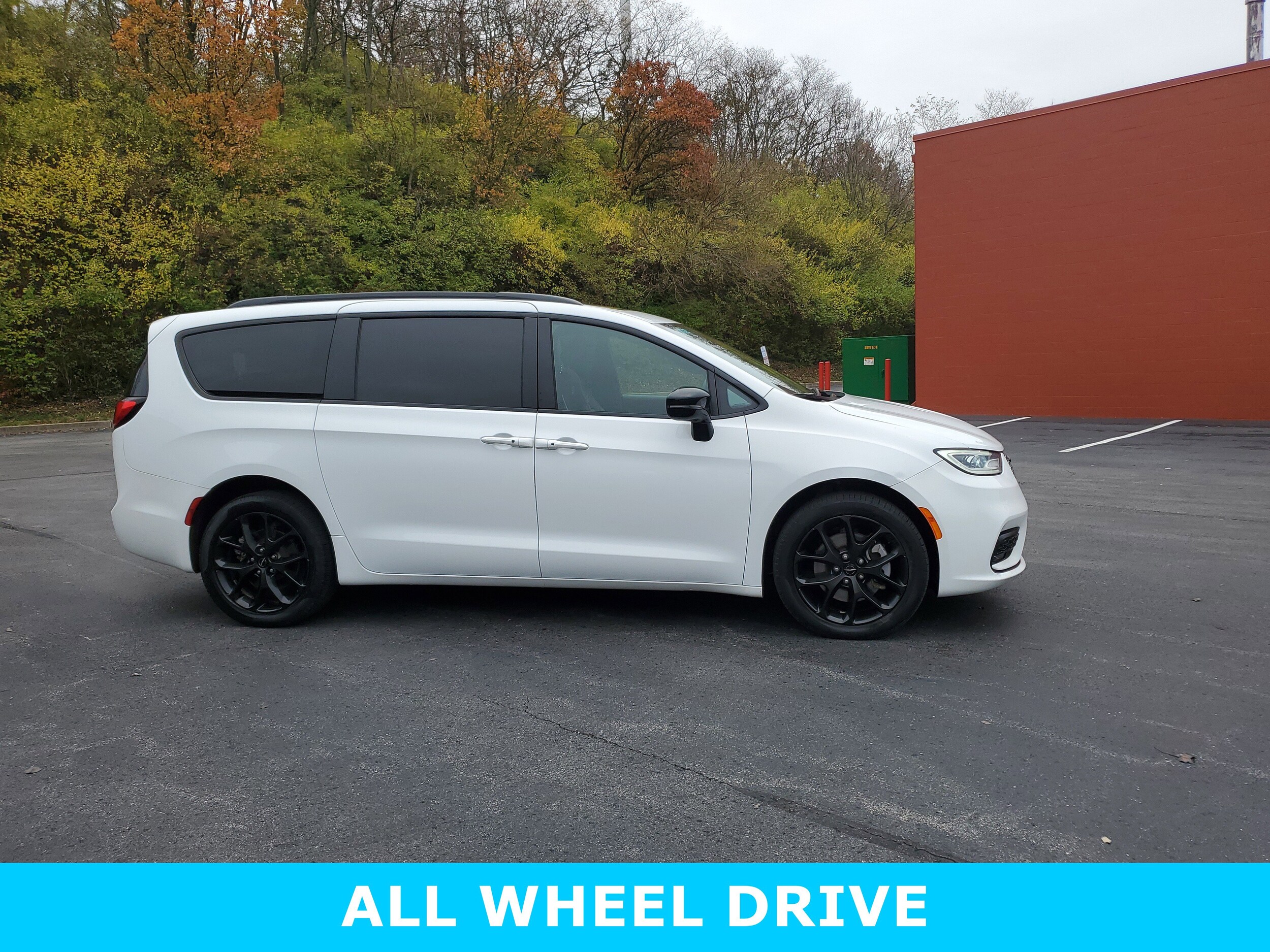 2023 Chrysler Pacifica Limited photo 2