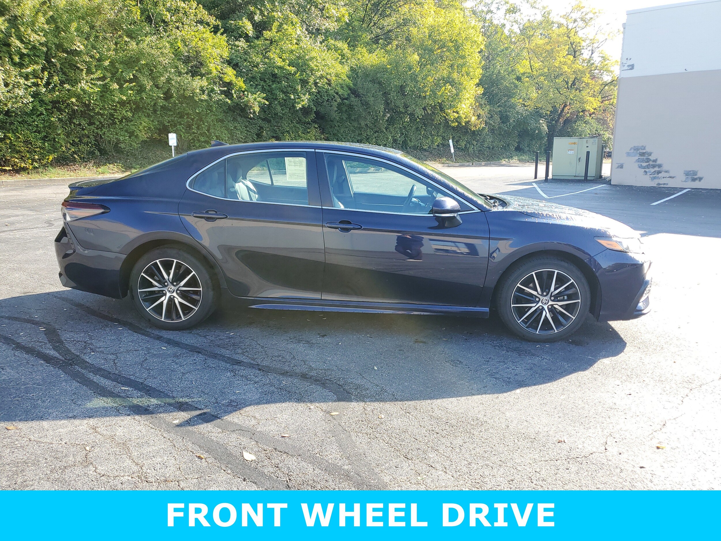 2022 Toyota Camry SE photo 2