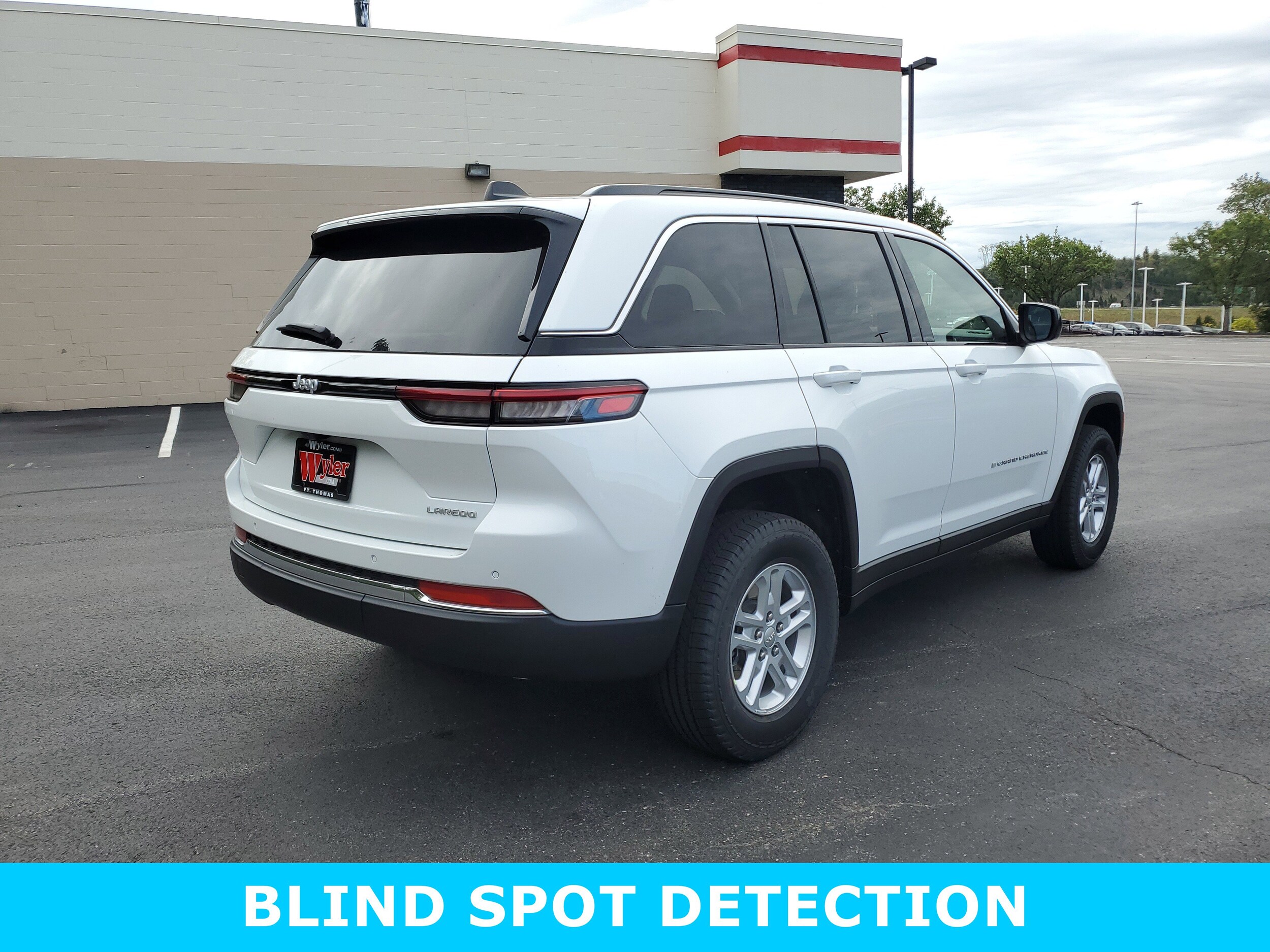 2025 Jeep Grand Cherokee Laredo photo 3