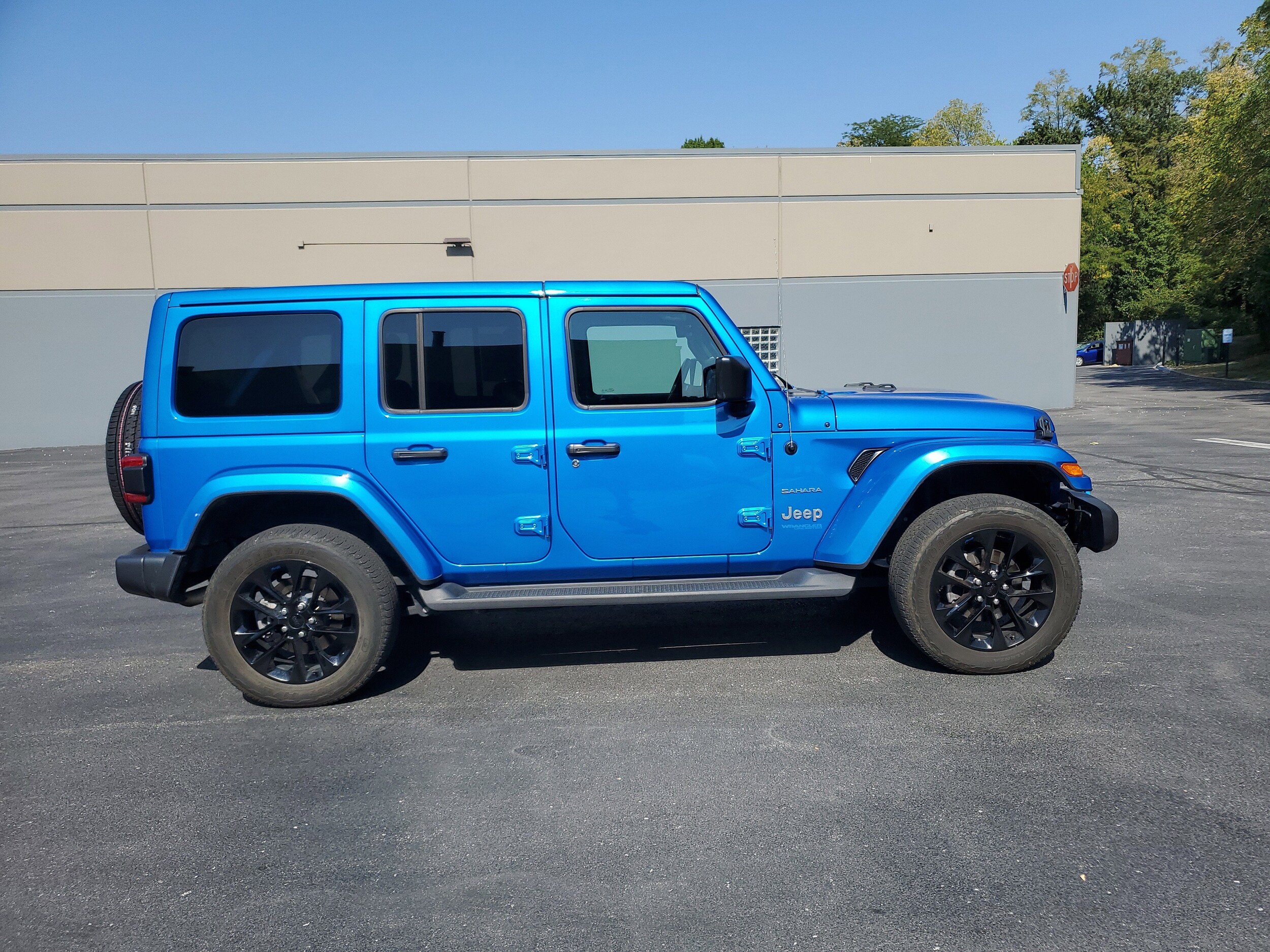 2022 Jeep Wrangler 4xe Unlimited Sahara photo 3