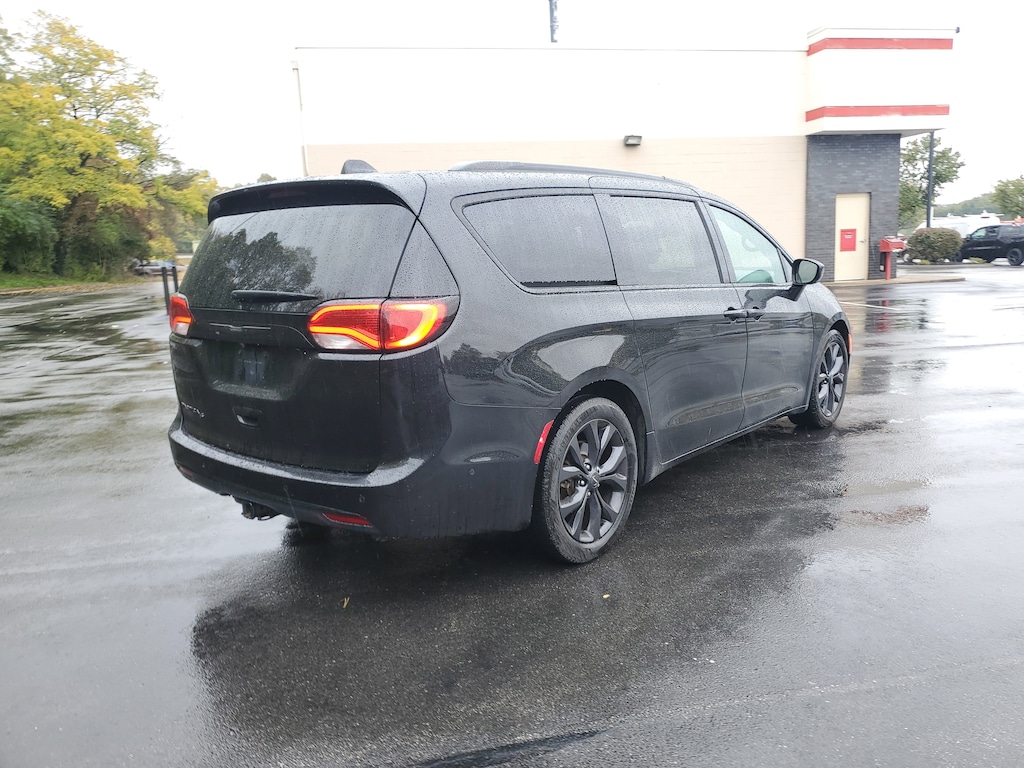 Used 2019 Chrysler Pacifica Touring L FWD Van Passenger Van