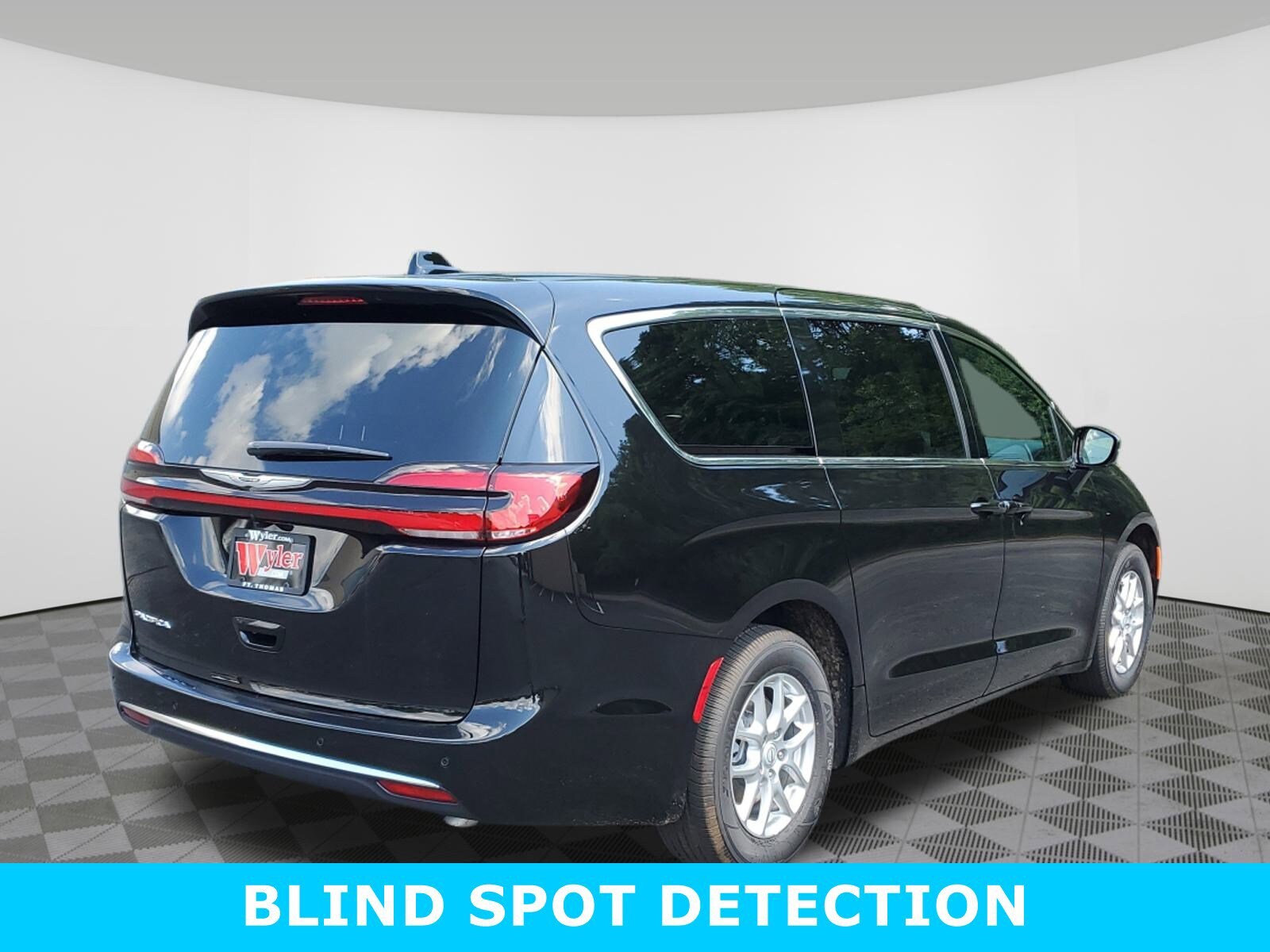 2026 Chrysler Pacifica photo 4