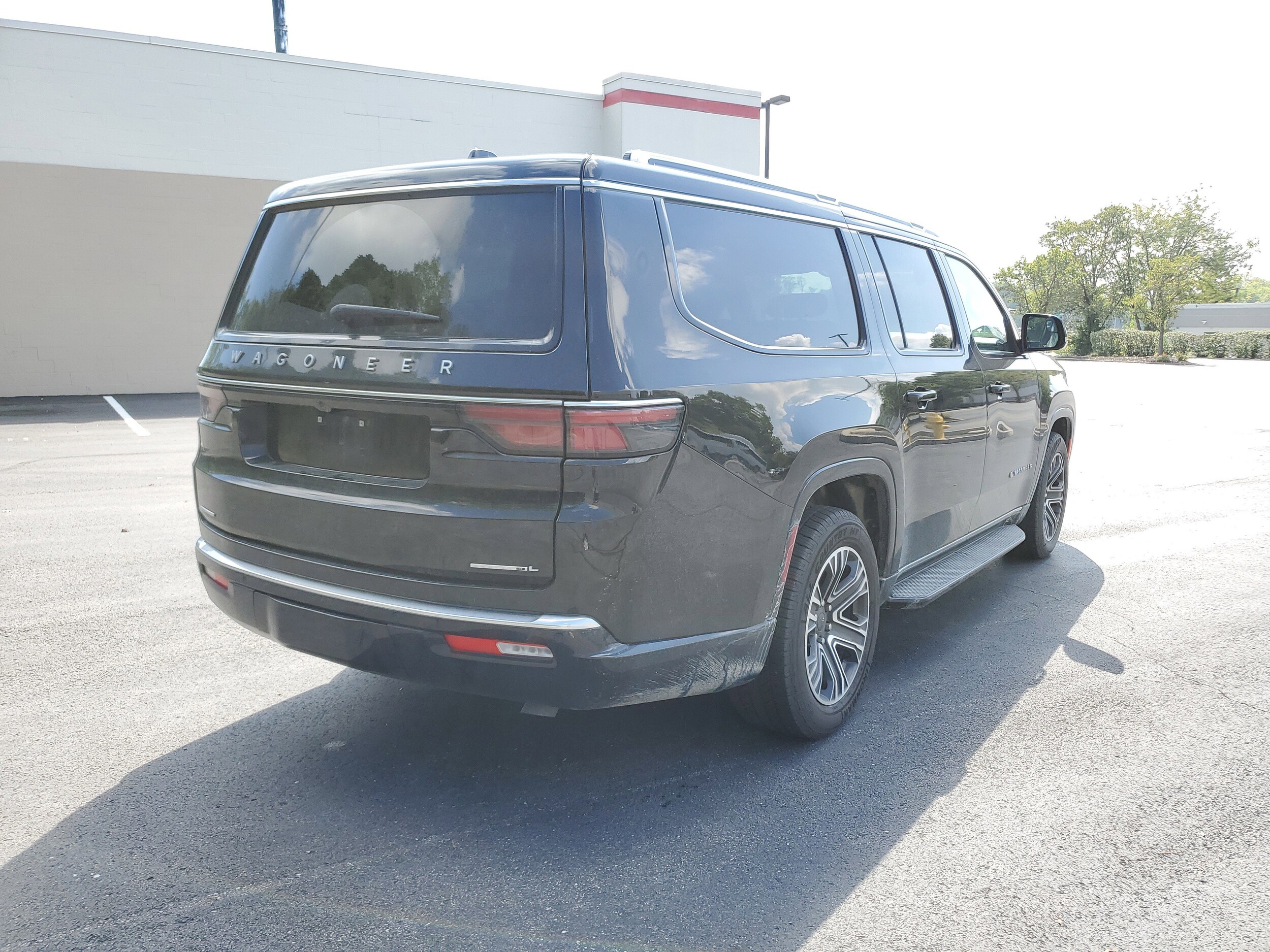 2023 Jeep Wagoneer L Series II photo 3