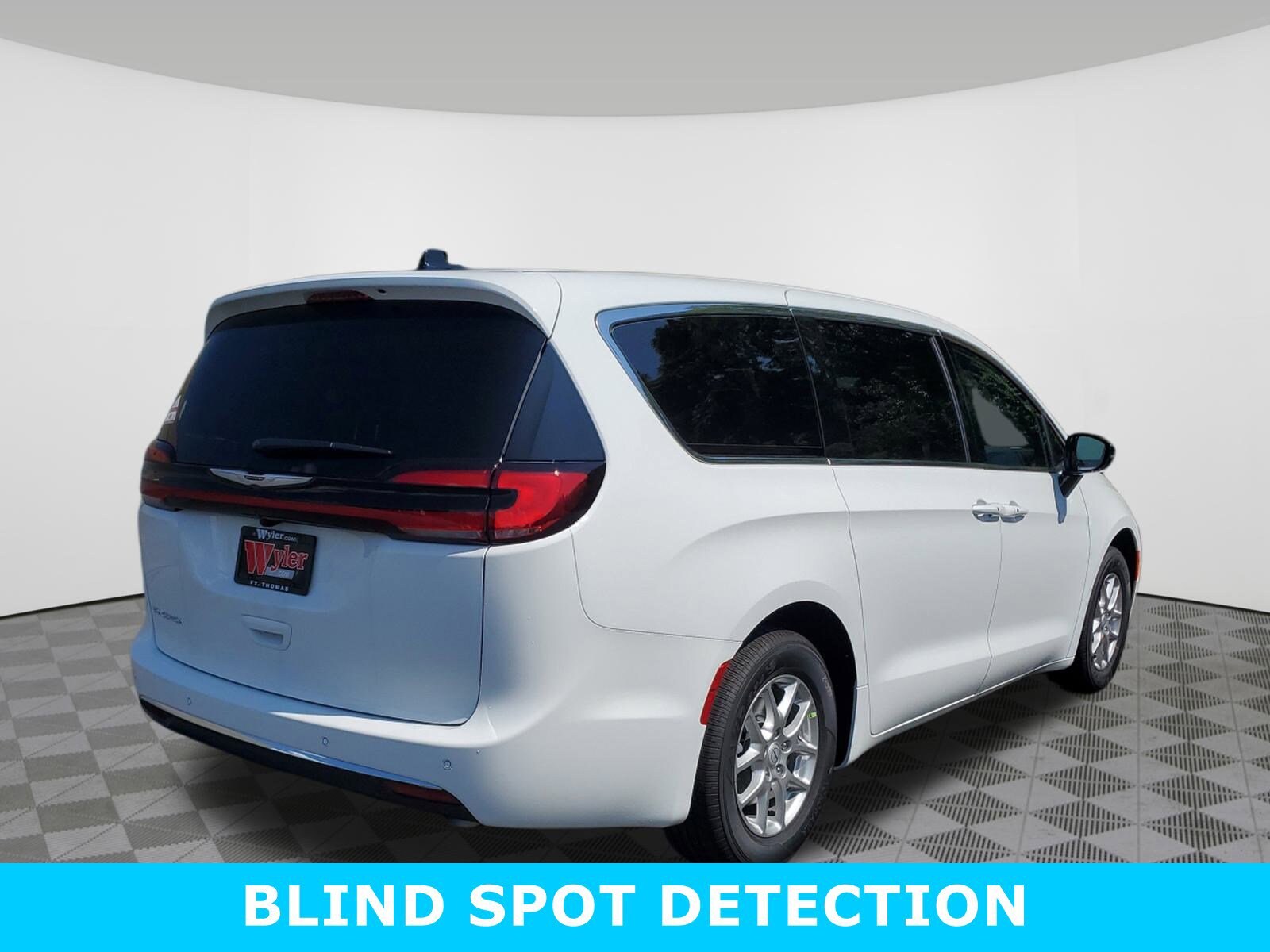2026 Chrysler Pacifica photo 4