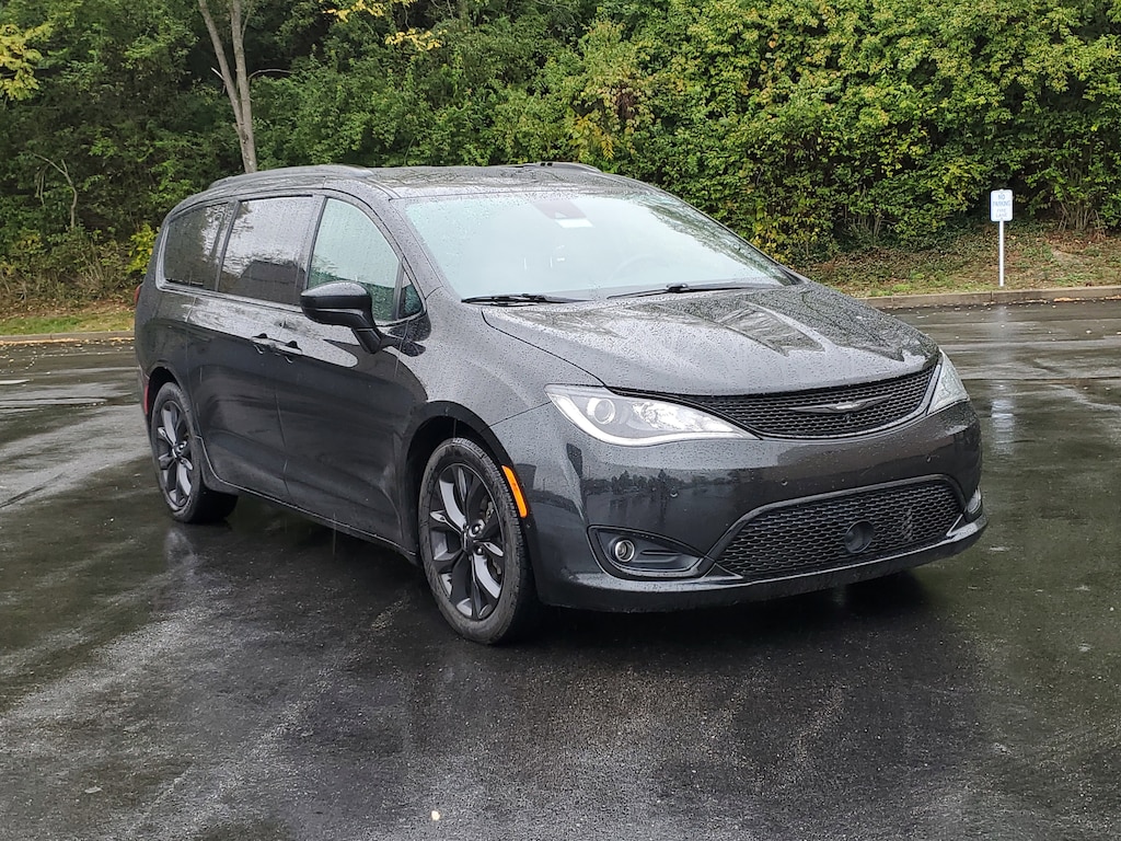 Used 2019 Chrysler Pacifica Touring L FWD Van Passenger Van