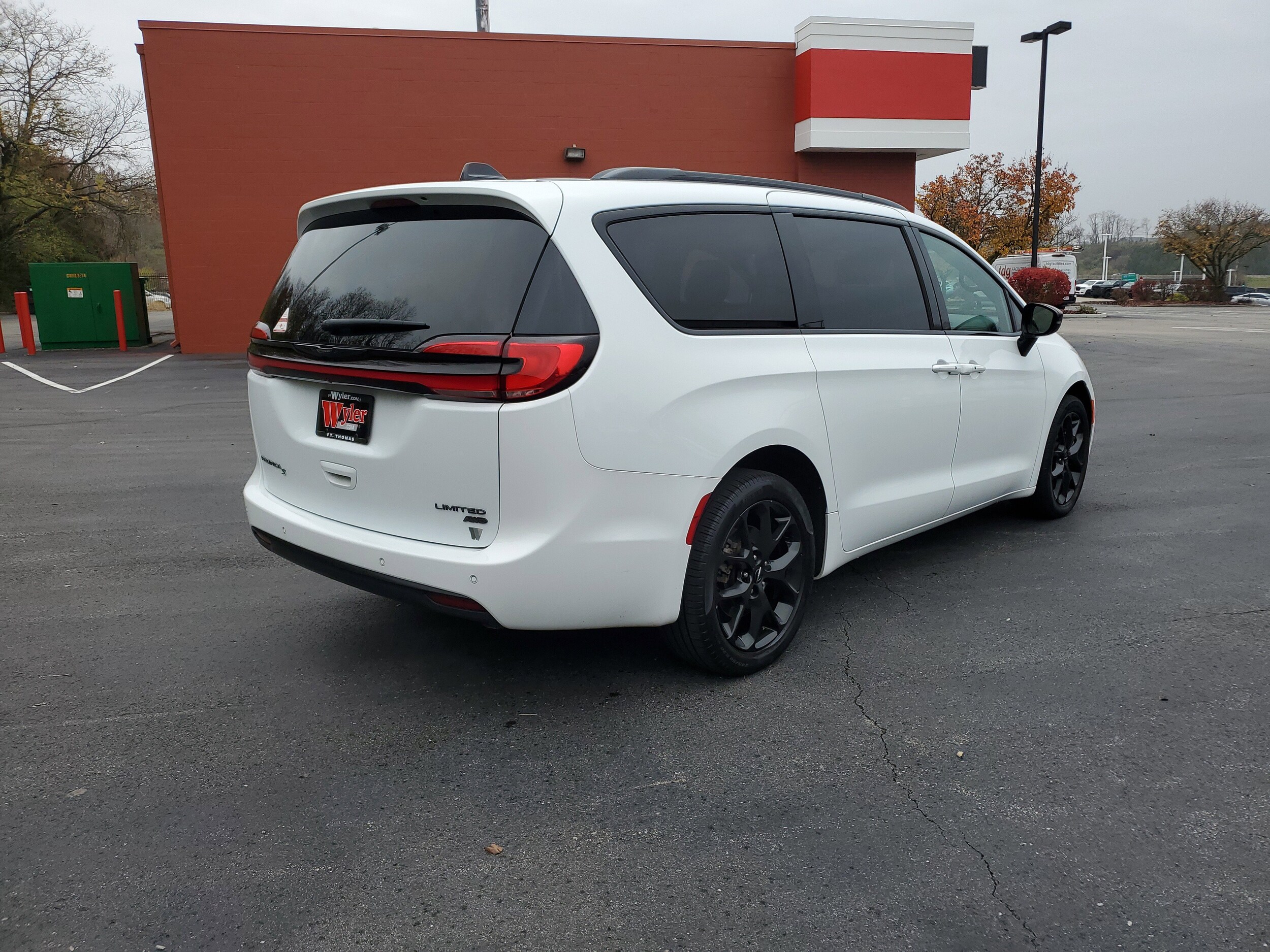 2023 Chrysler Pacifica Limited photo 2
