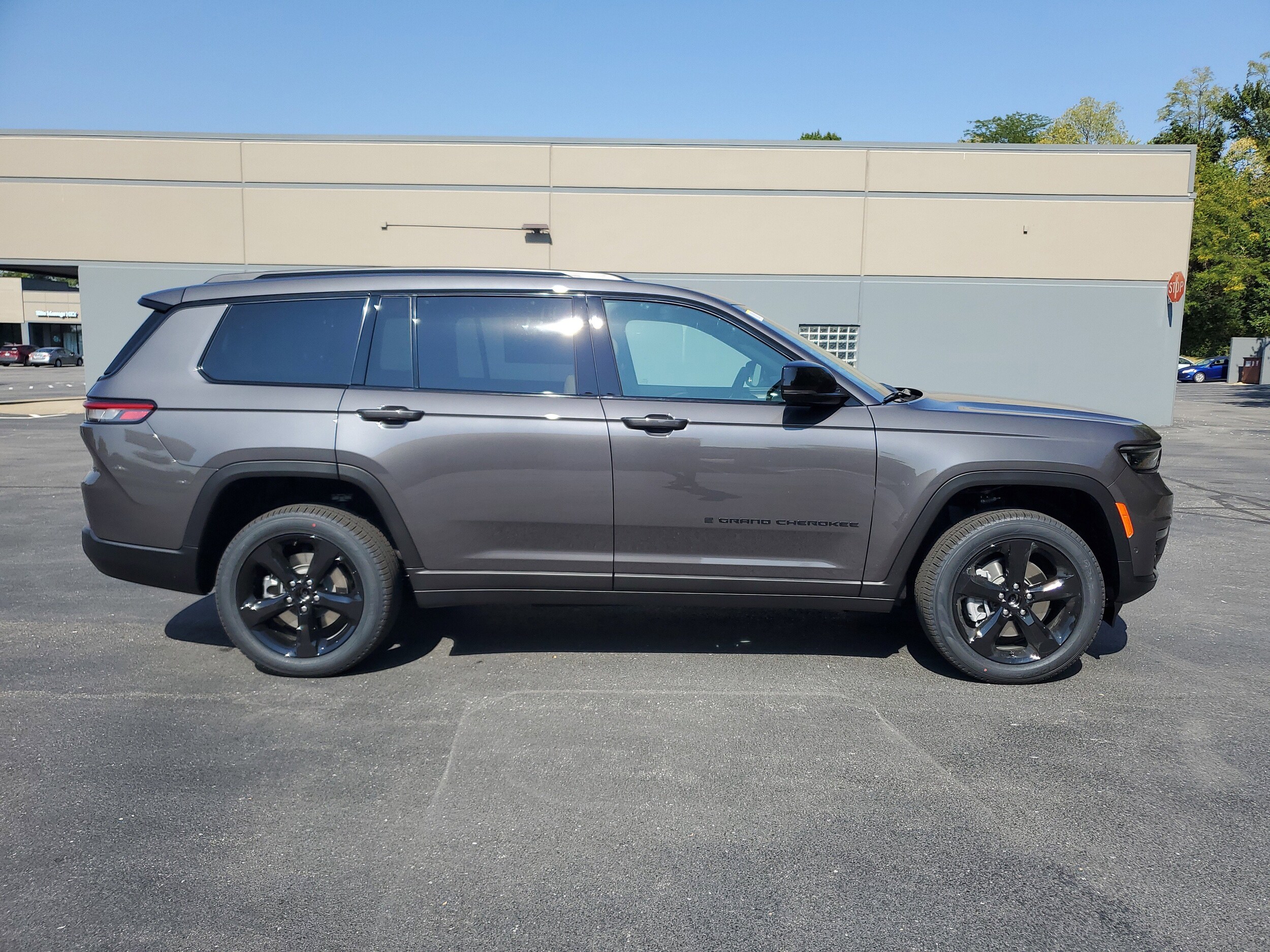 2025 Jeep Grand Cherokee Limited photo 3