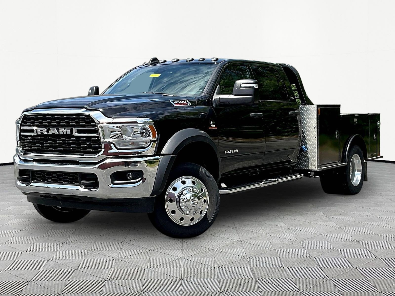 2024 RAM 4500 SLT 4X4 Crew Cab DRW 173" WB's photo