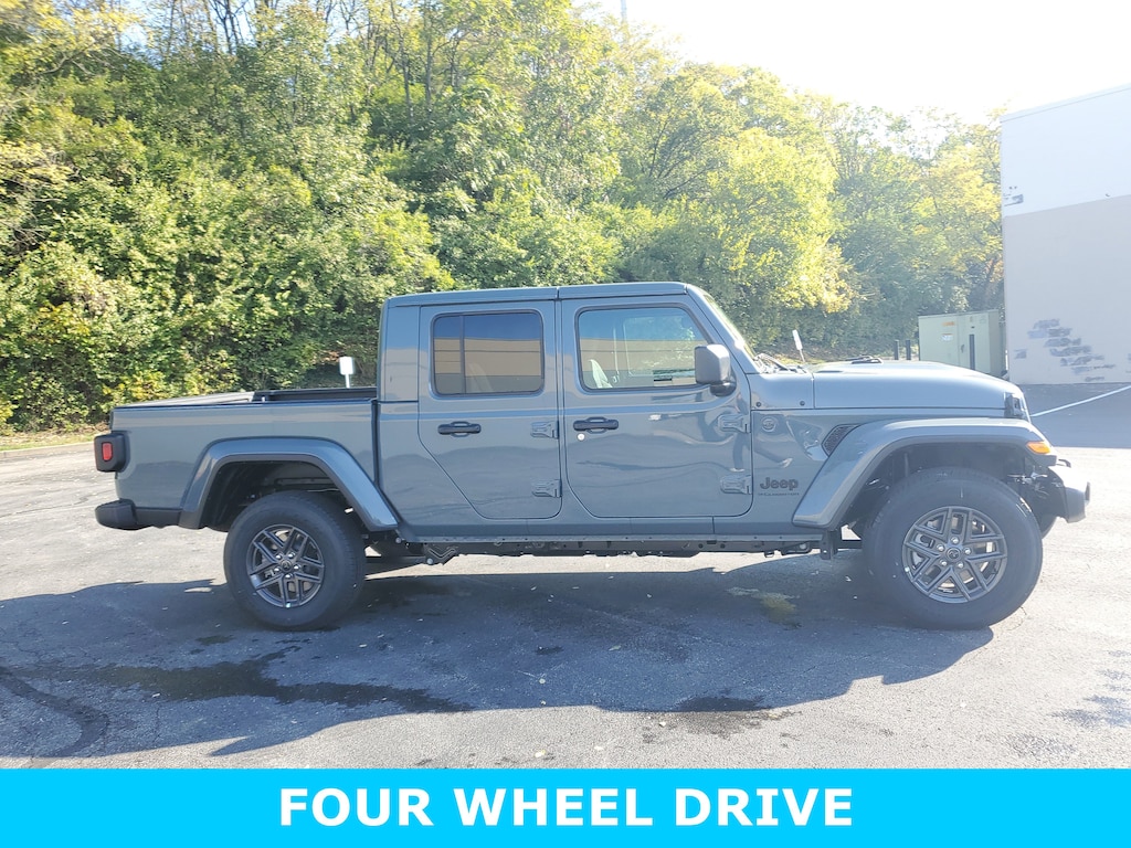 New 2025 Jeep Gladiator SPORT S 4X4 Pickup