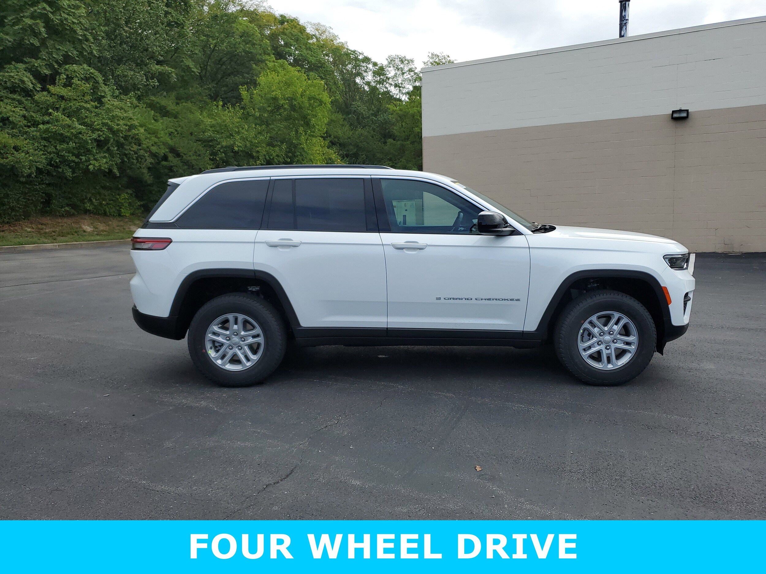 2025 Jeep Grand Cherokee Laredo photo 2